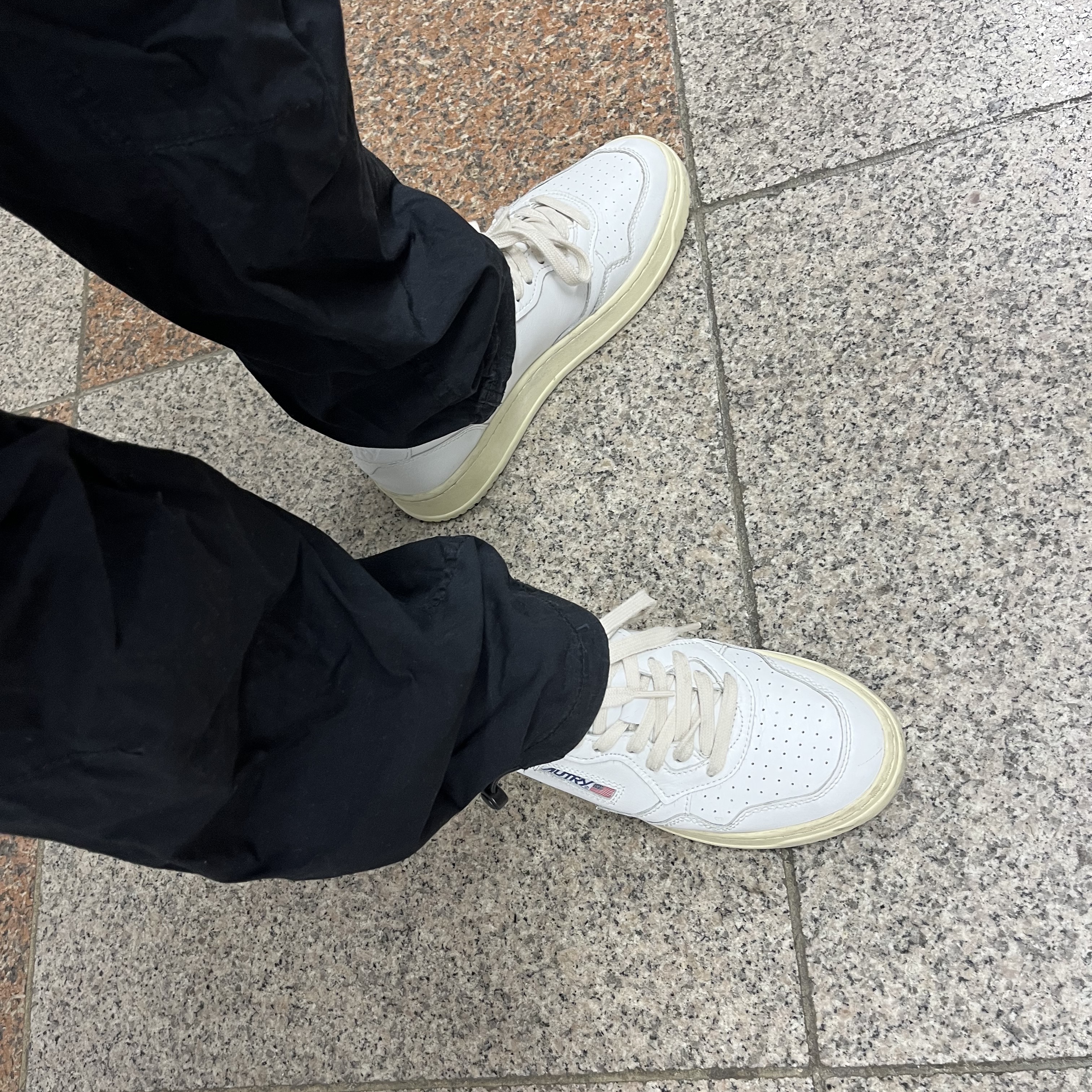 Autry Medalist Low Leather Sneakers White 착용 스타일