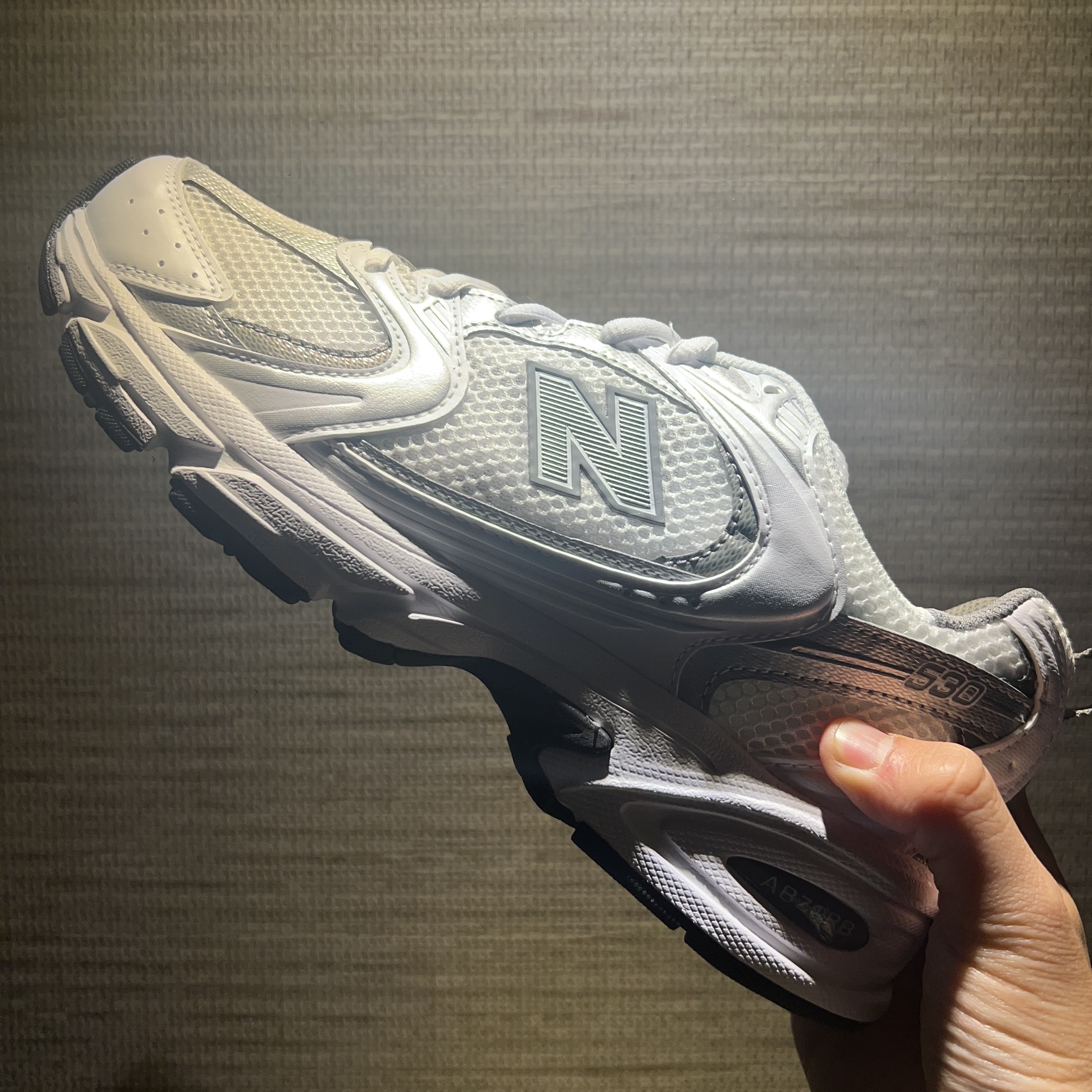 New Balance 530 White Silver 착용 스타일