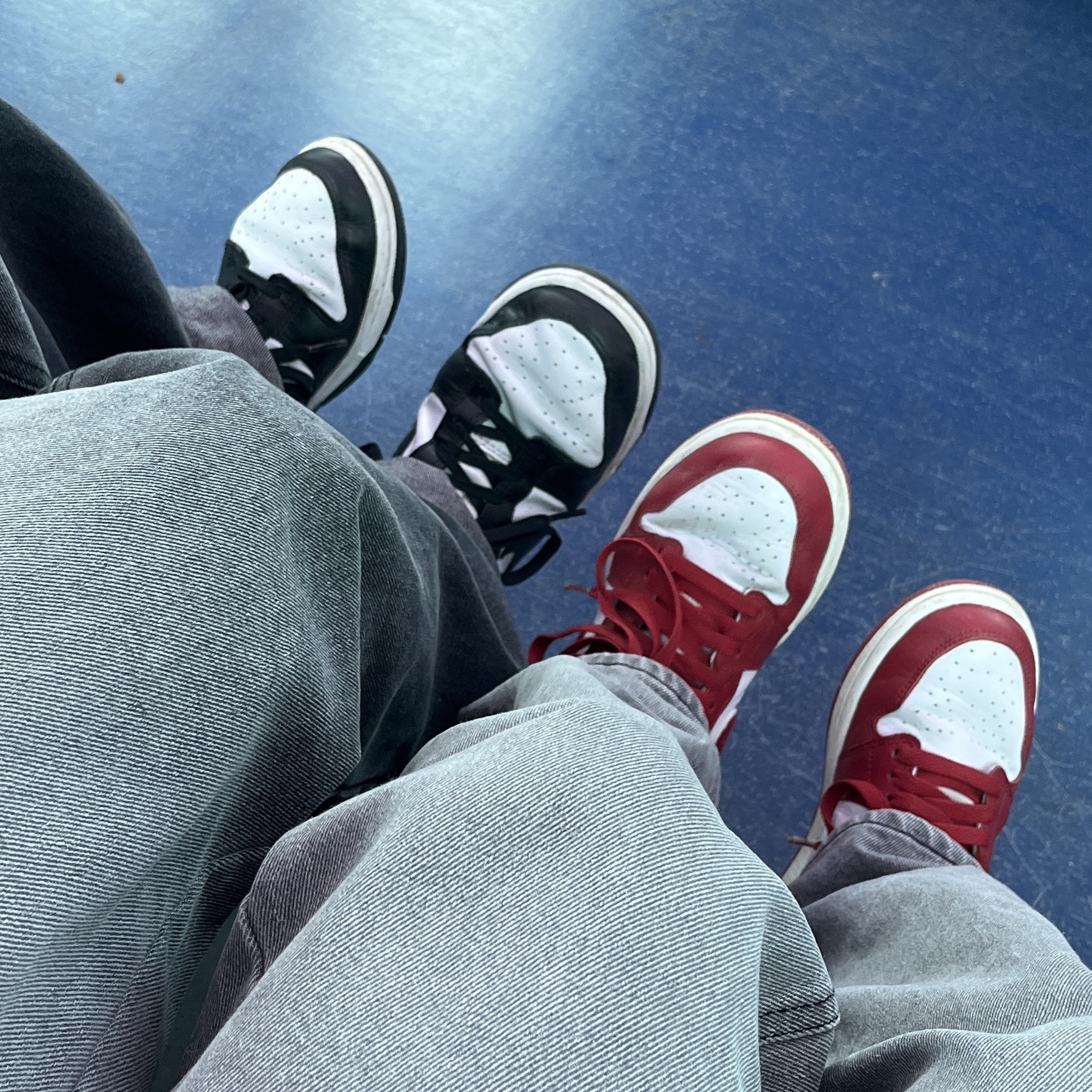 Nike Dunk Low Retro Black, (W) Jordan 1 Retro High OG Varsity Red 착용 스타일