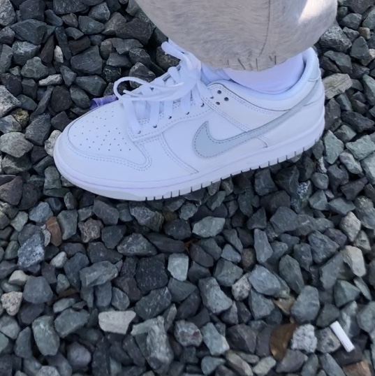 (GS) Nike Dunk Low White Pure Platinum 착용 스타일 - 3