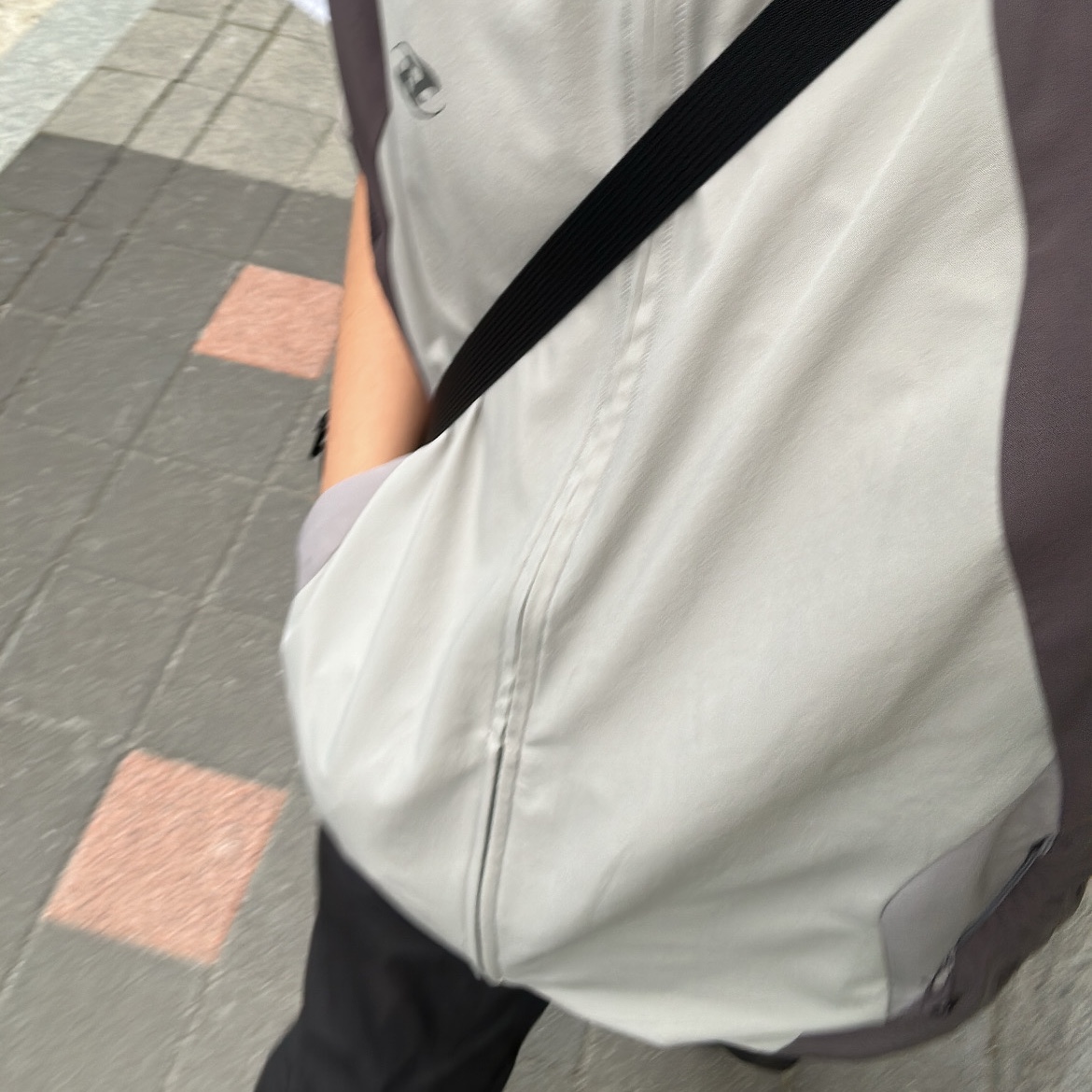 Arc'teryx Mantis 2 Waistpack 24K Black, Sansan Gear Conversion Jacket Grey - 23SS 착용 스타일 - 2