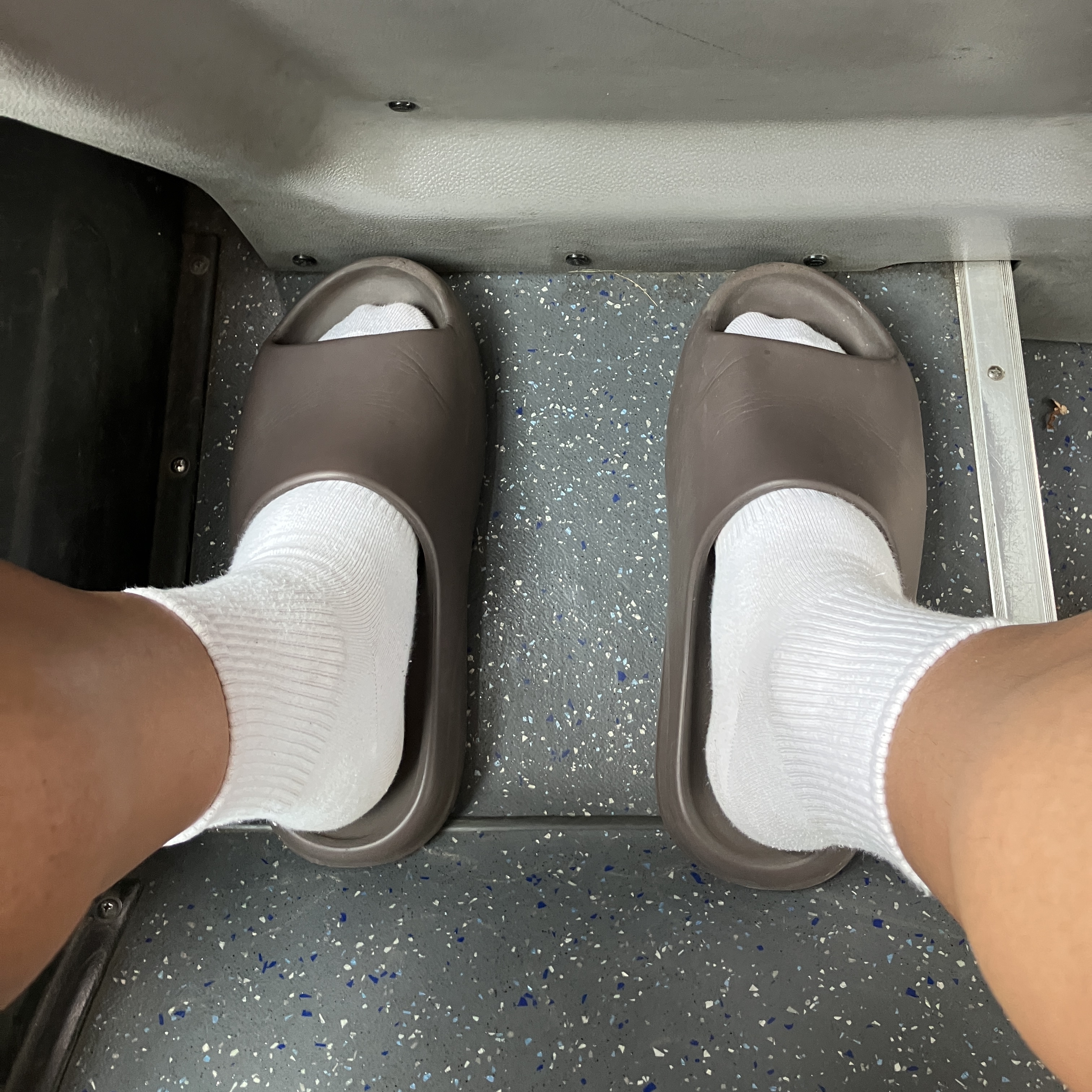 Adidas Yeezy Slide Soot 2021 착용 스타일