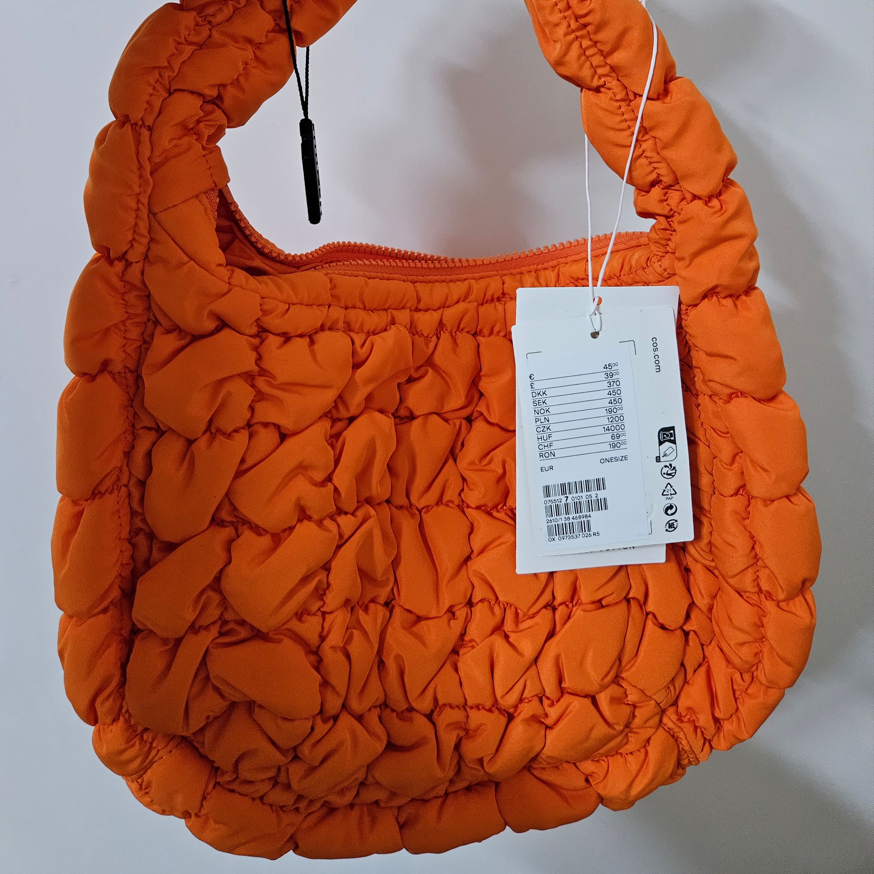 COS Quilted Mini Bag Bright Orange 착용 스타일
