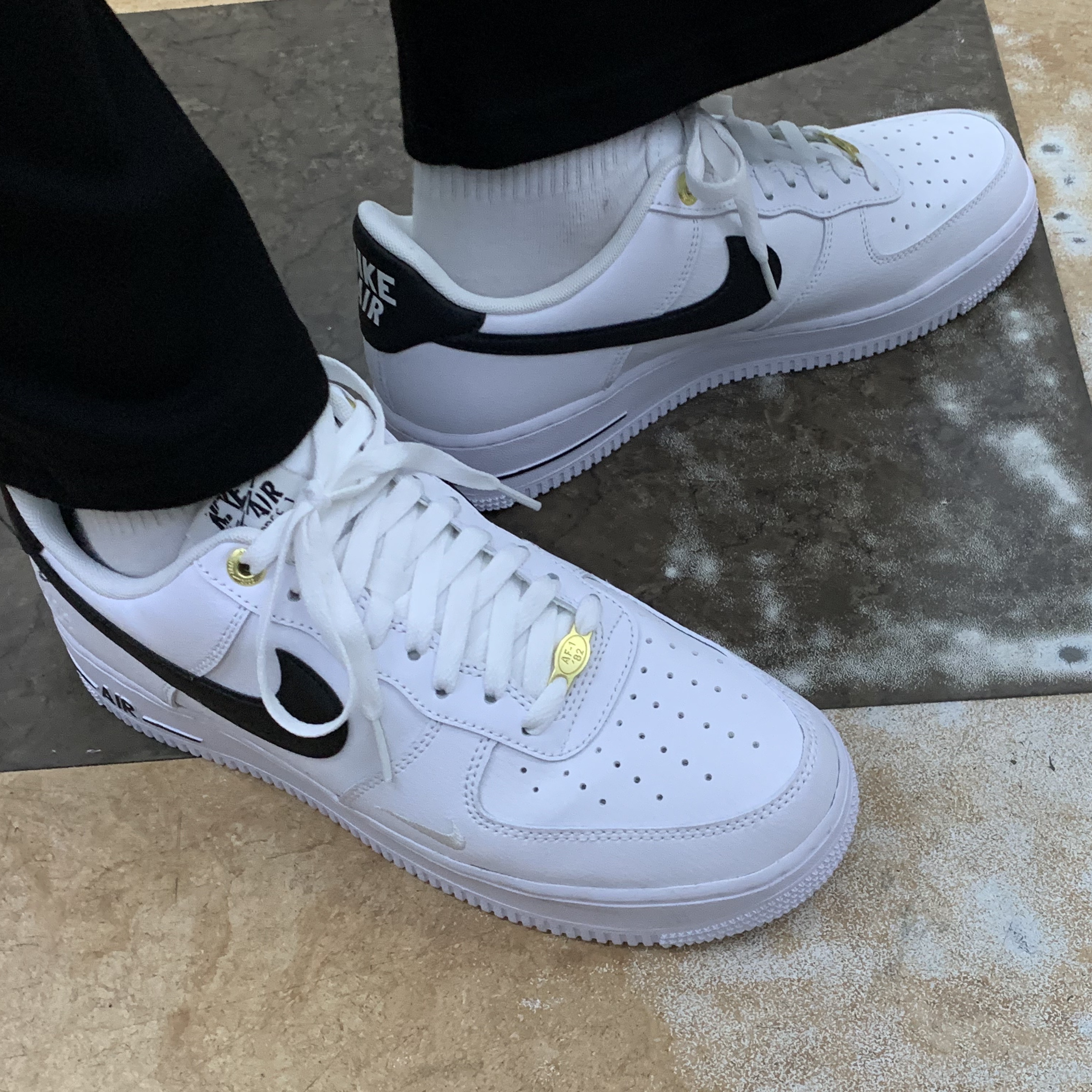 Nike Air Force 1 '07 LV8 40th Anniversary Join Forces White Black 착용 스타일 - 1