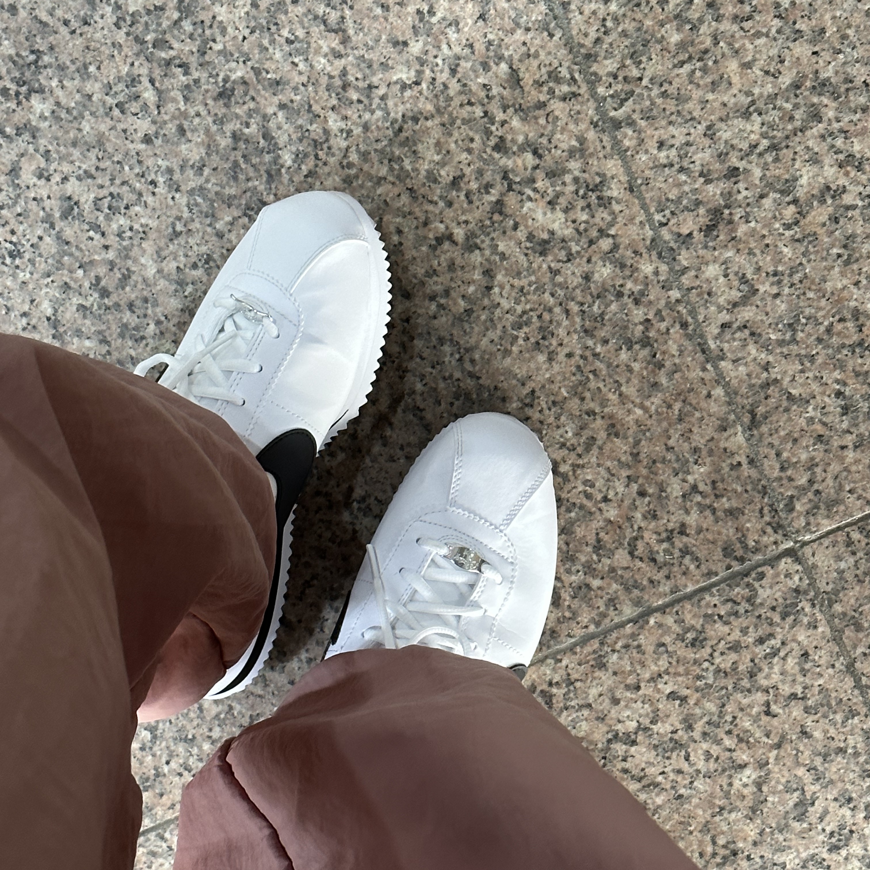 (GS) Nike Cortez Basic SL White Black 착용 스타일 - 2