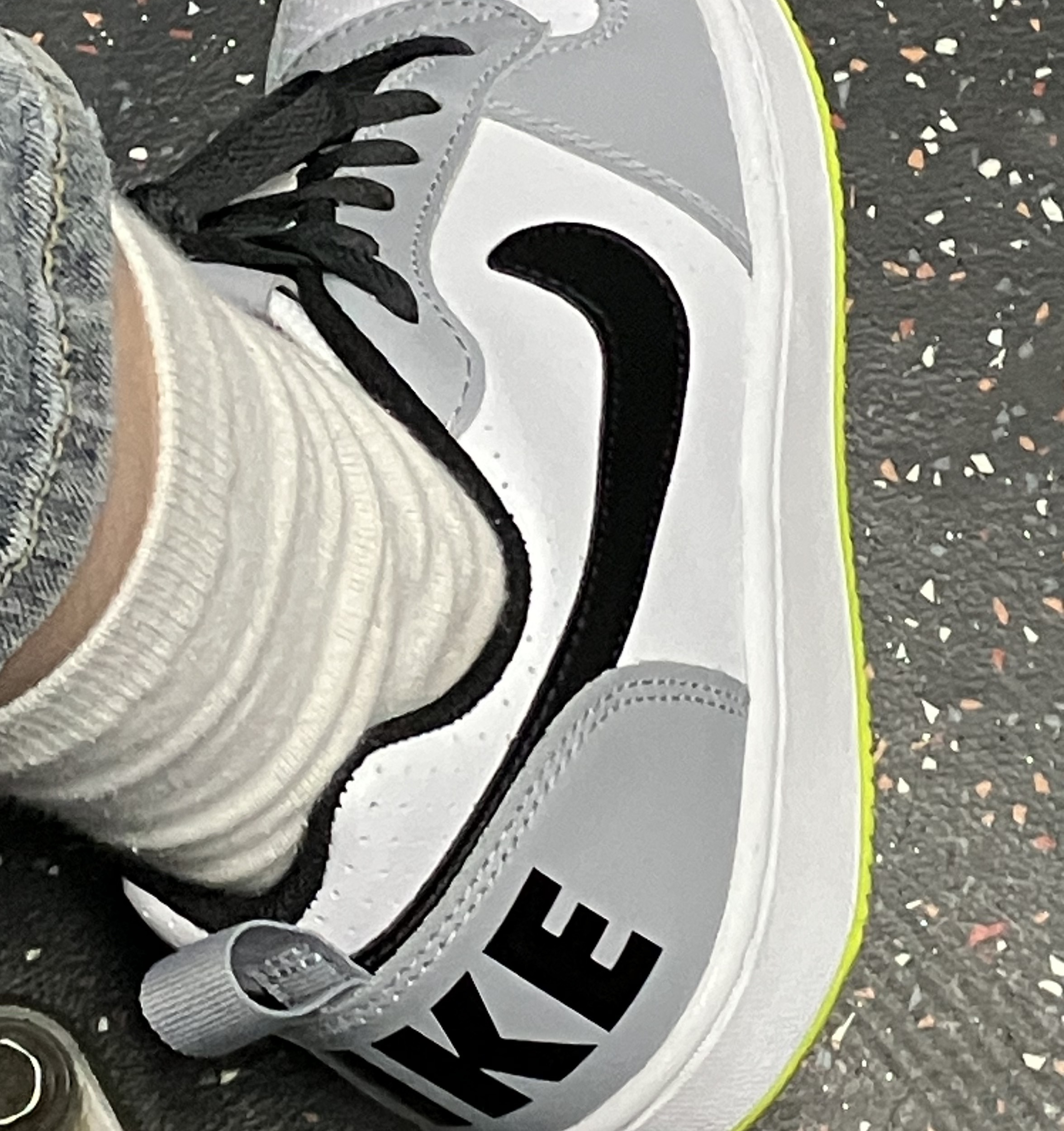 (GS) Nike Court Borough Low White Black Wolf Grey 착용 스타일 - 2