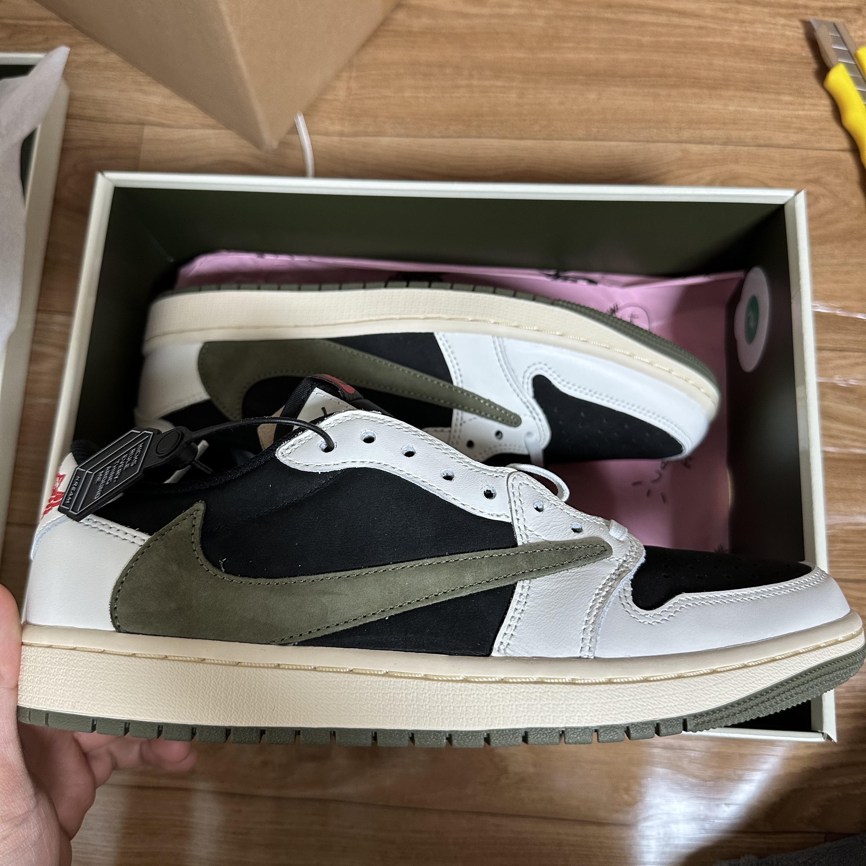 (W) Jordan 1 x Travis Scott Retro Low OG SP Medium Olive 착용 스타일 - 3