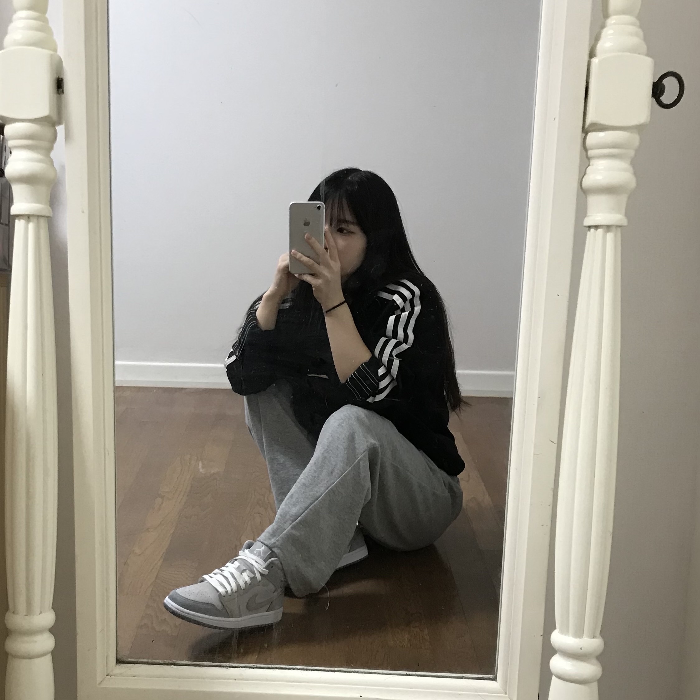 (W) Jordan 1 Mid SE Particle Grey 착용 스타일 - 1