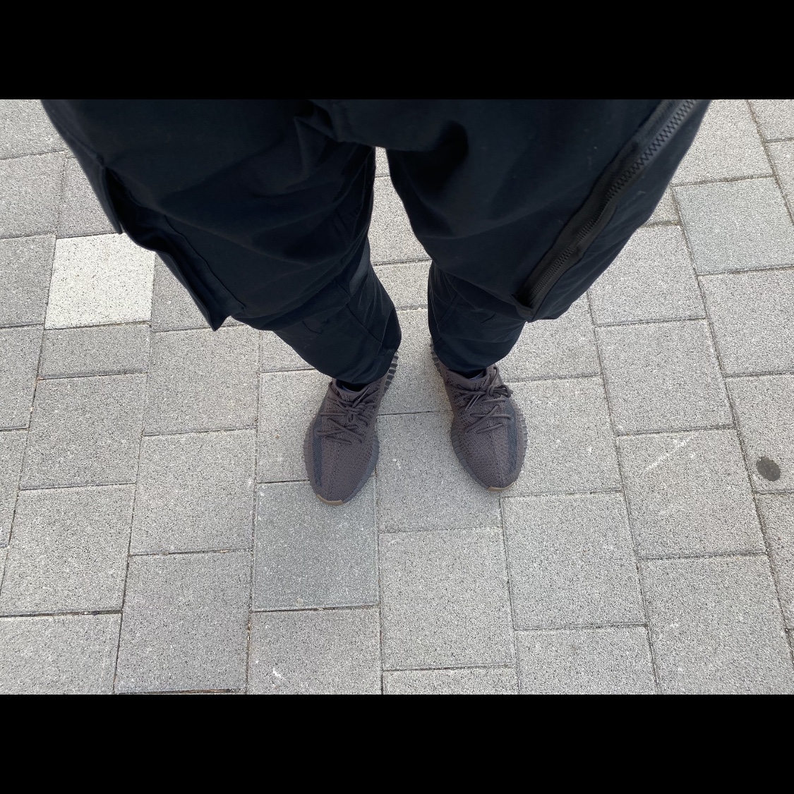 Adidas Yeezy Boost 350 V2 Cinder 착용 스타일