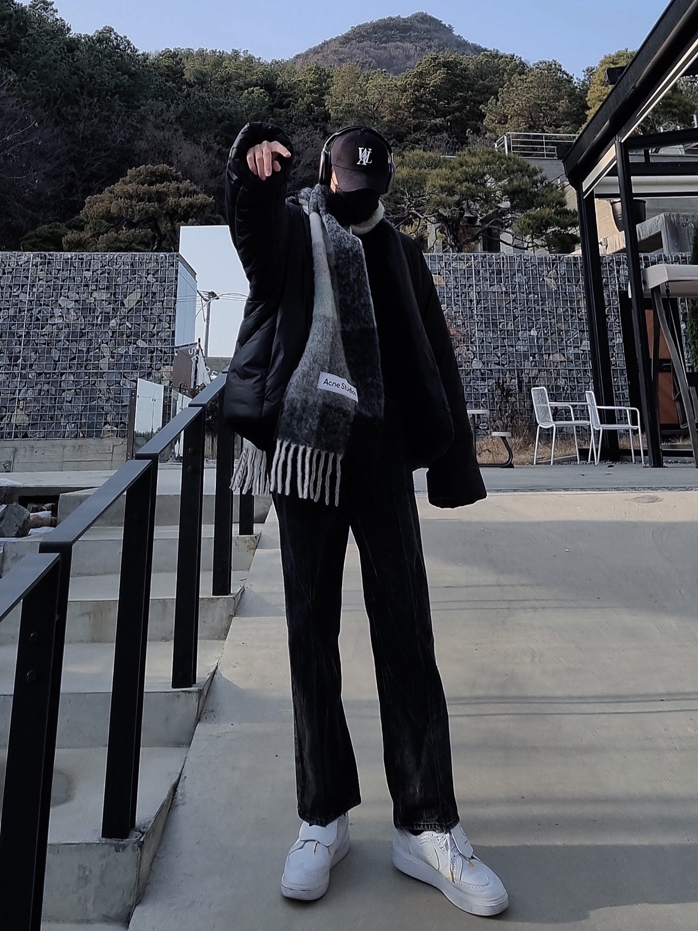 Yeezy Gap Engineered By Balenciaga Round Jacket 2 Black, Nike x Peaceminusone Kwondo1 White 착용 스타일