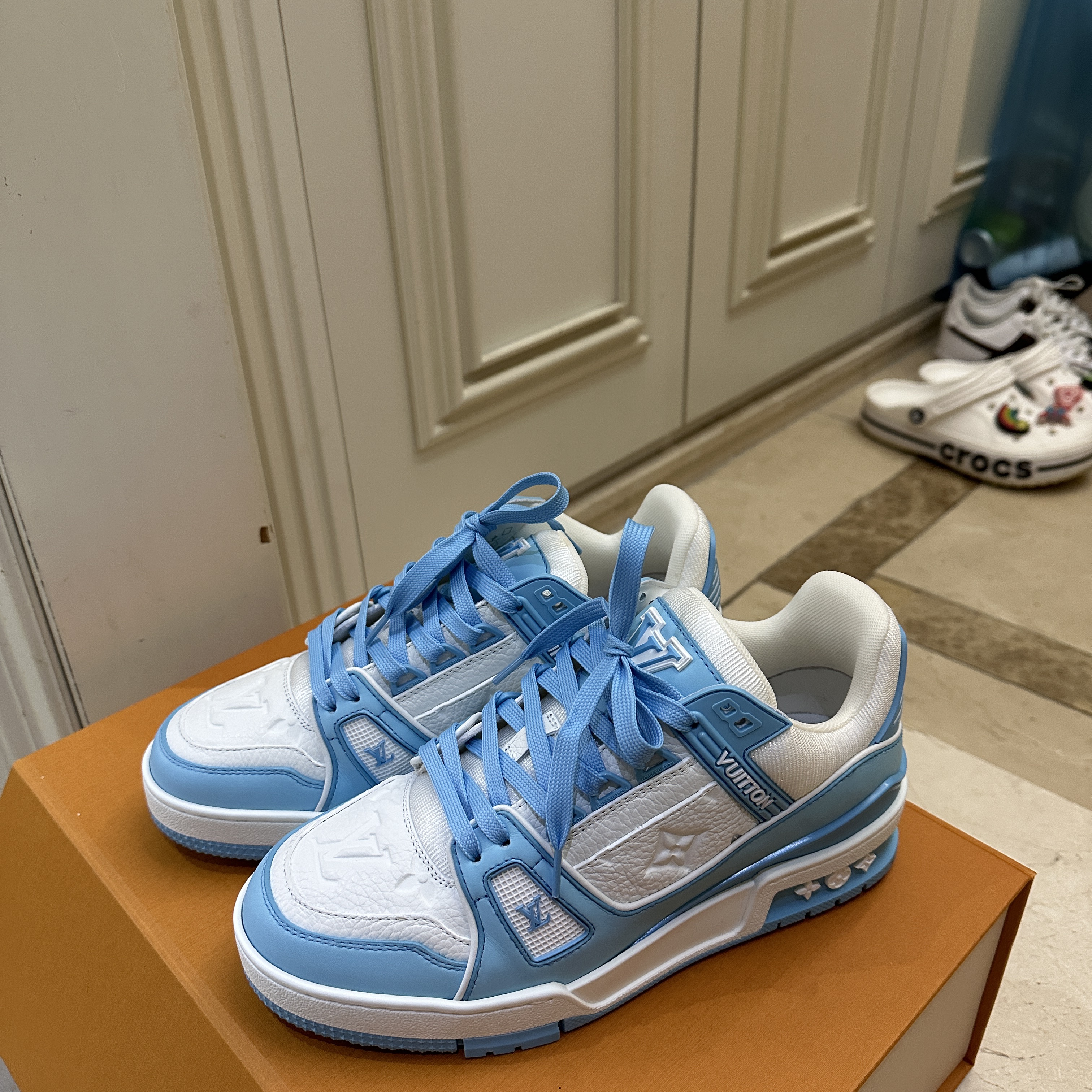Louis Vuitton LV Trainer Sneakers Bleu Ciel 착용 스타일