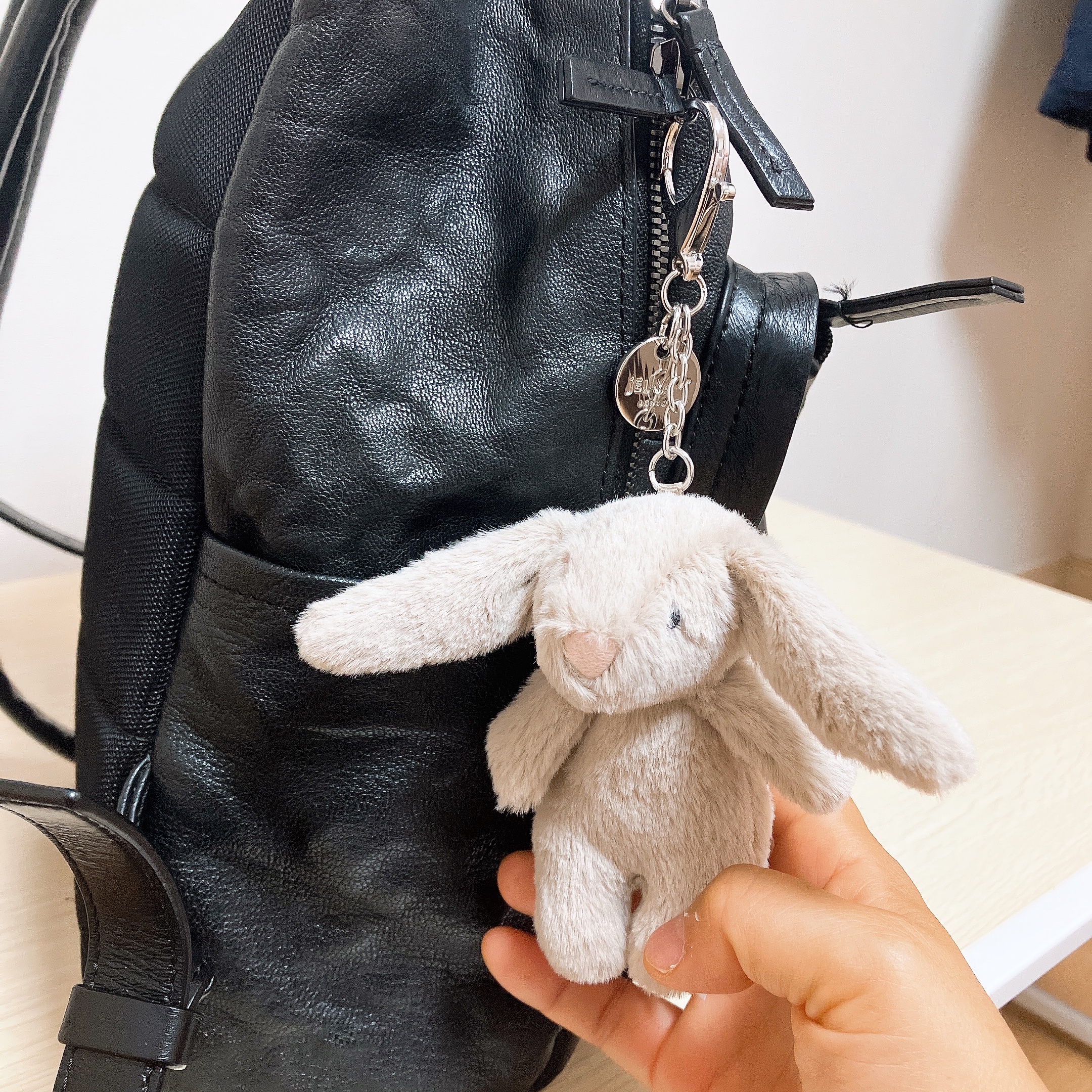 Jellycat Bashful Bunny Bag Charm Beige 착용 스타일