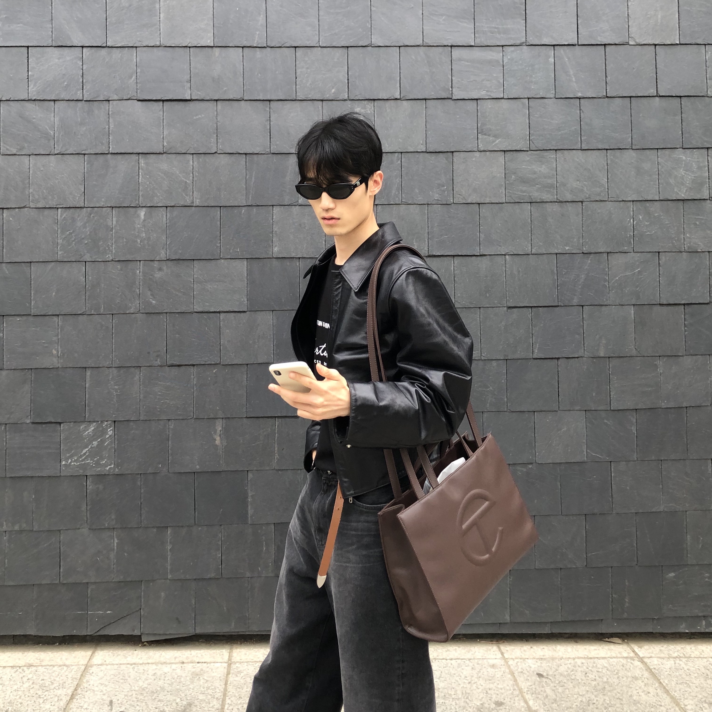 Telfar Medium Shopping Bag Chocolate 착용 스타일