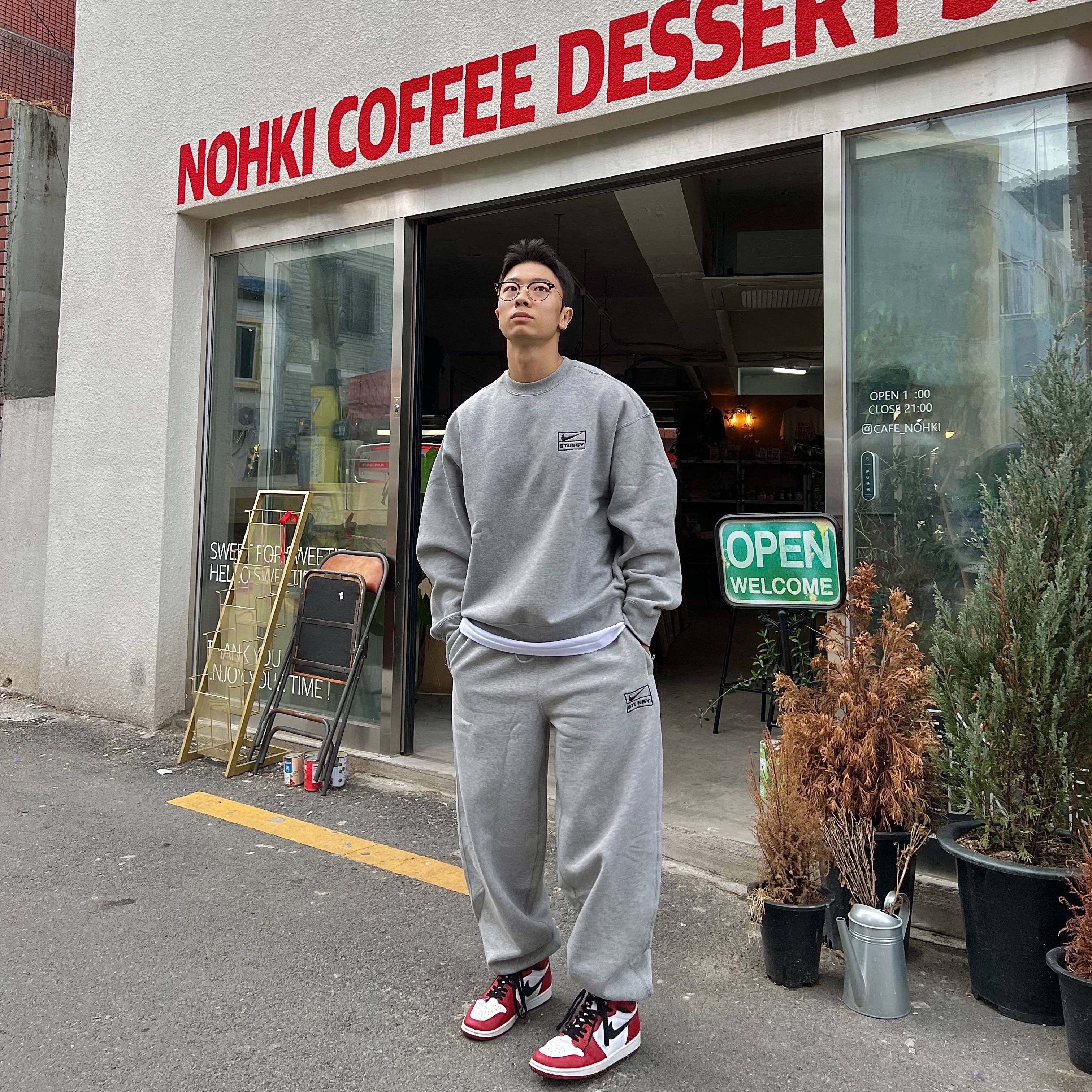 Jordan 1 Retro High OG Chicago 2022, Nike x Stussy NRG Fleece Pants Dark Grey Heather (DO9340-063) 착용 스타일