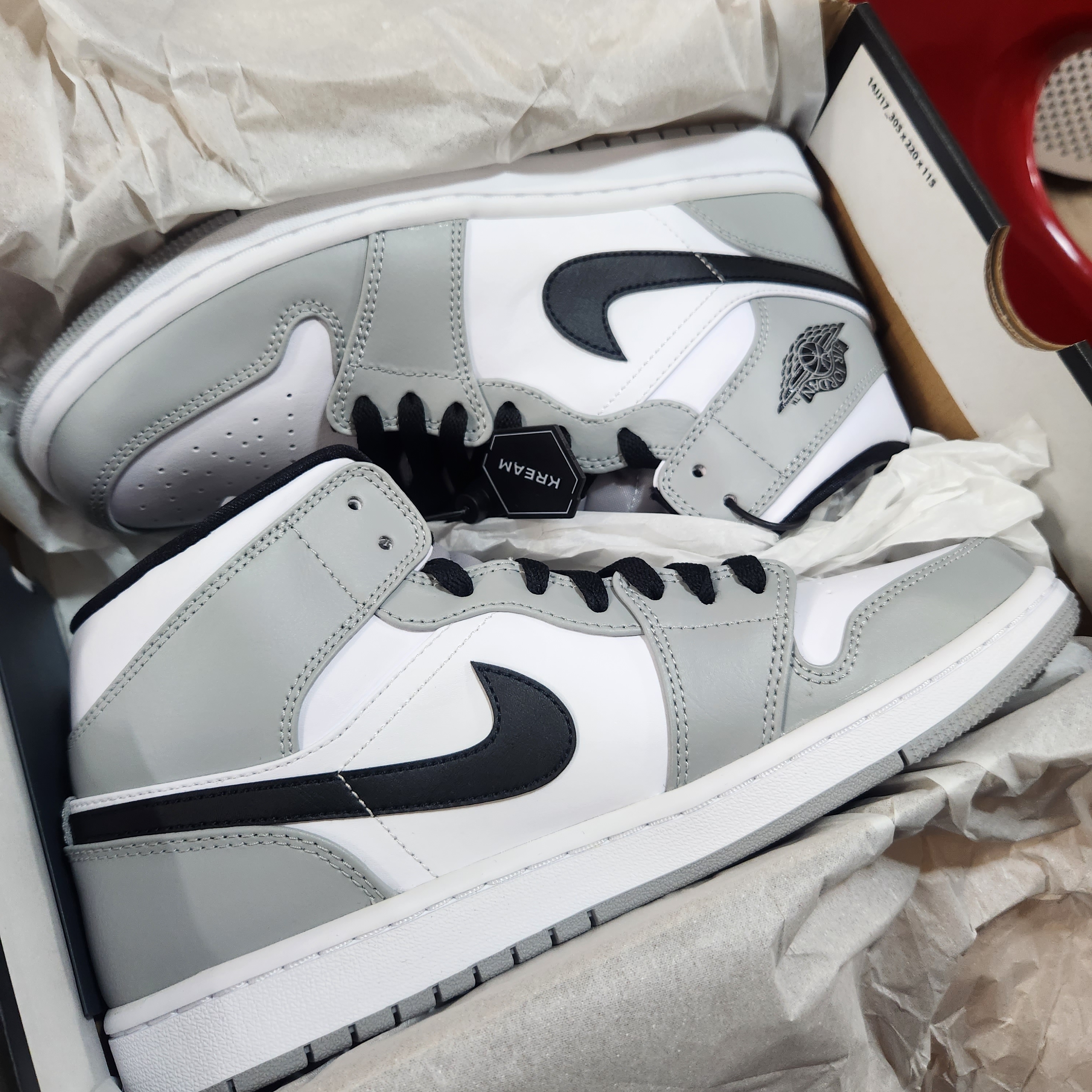 Jordan 1 Mid Light Smoke Grey 착용 스타일