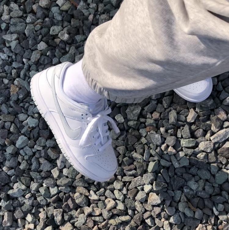 (GS) Nike Dunk Low White Pure Platinum 착용 스타일 - 2