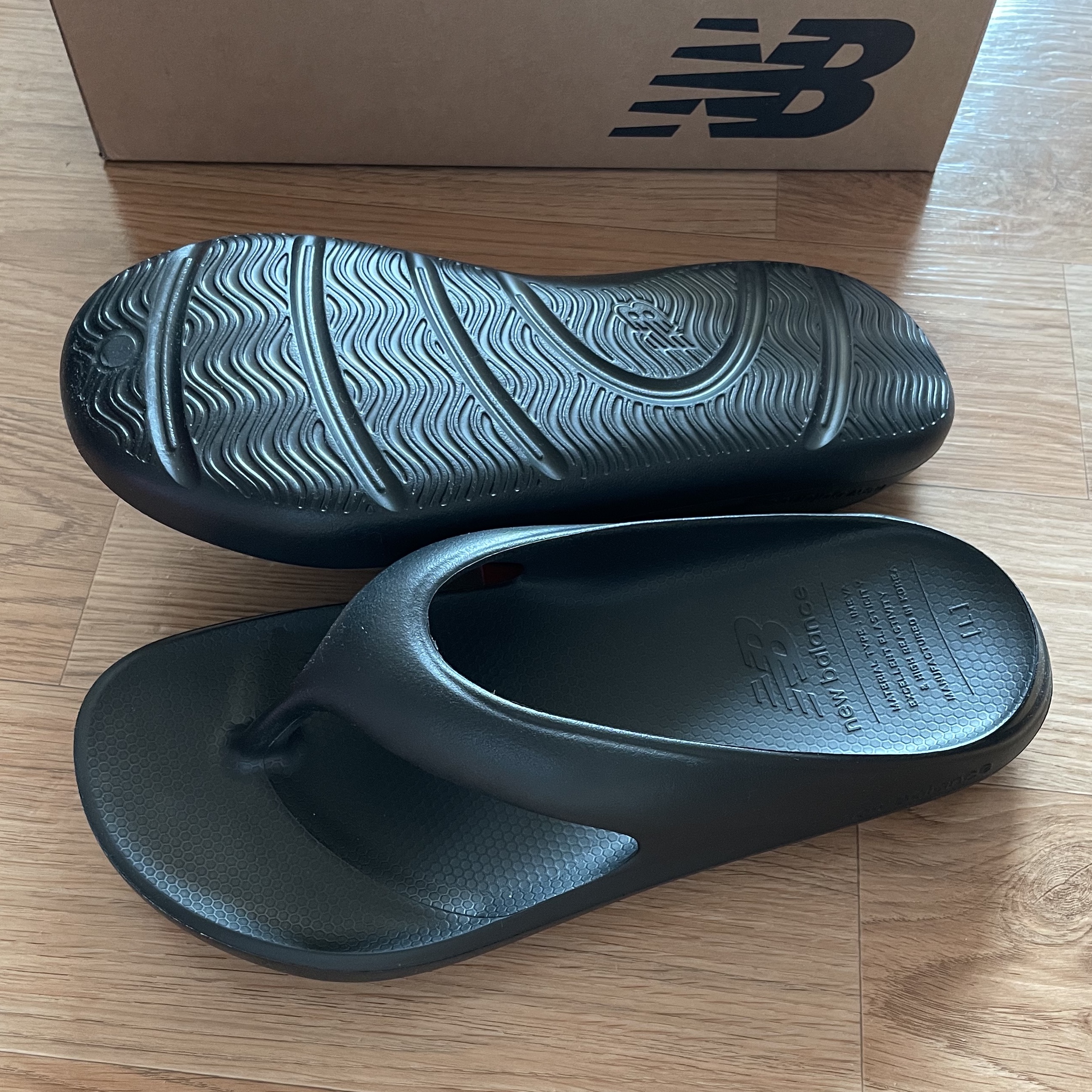 New Balance Flip Flop Black 착용 스타일 - 1