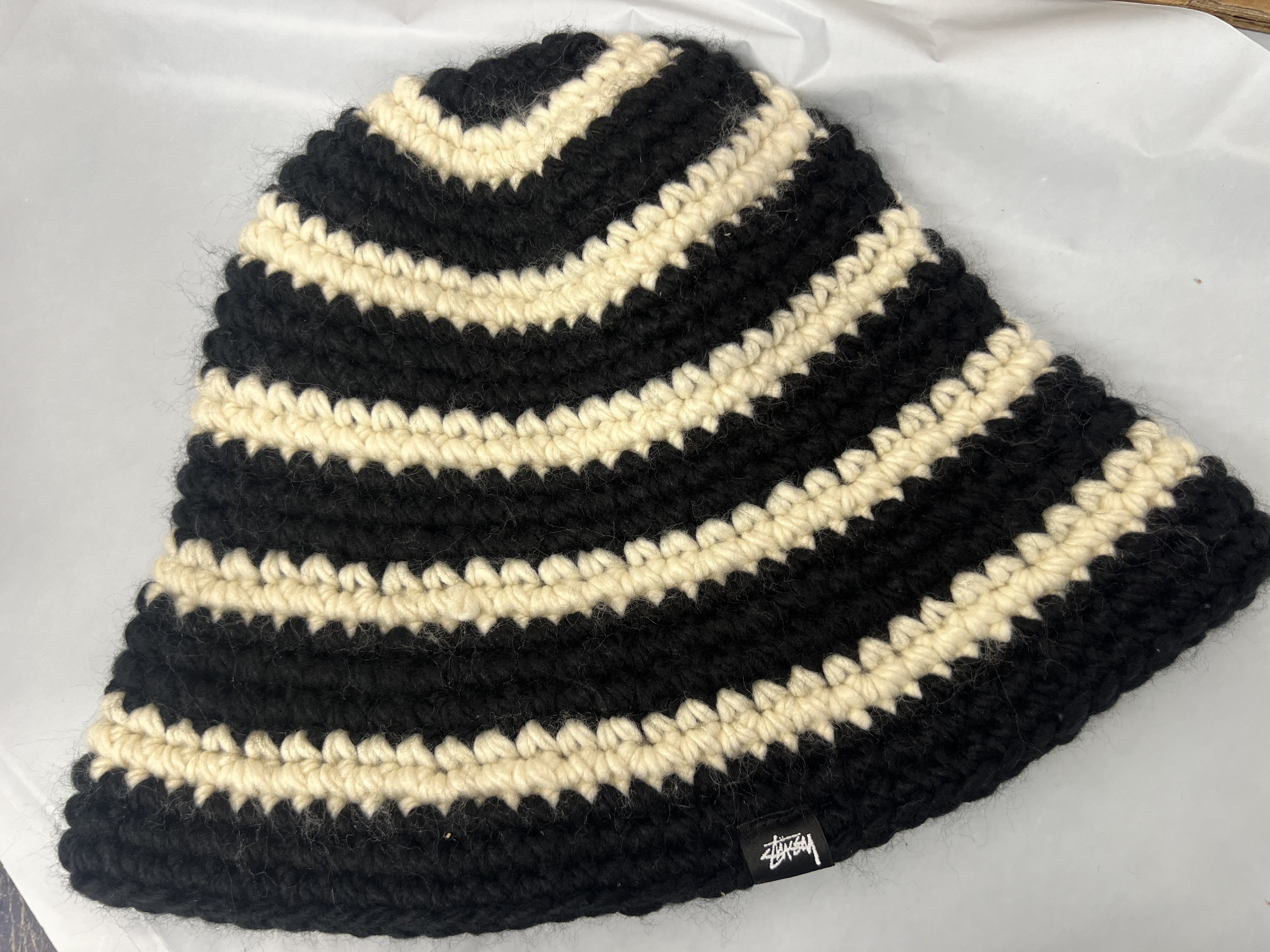 Stussy Swirl Knit Bucket Hat Black 착용 스타일