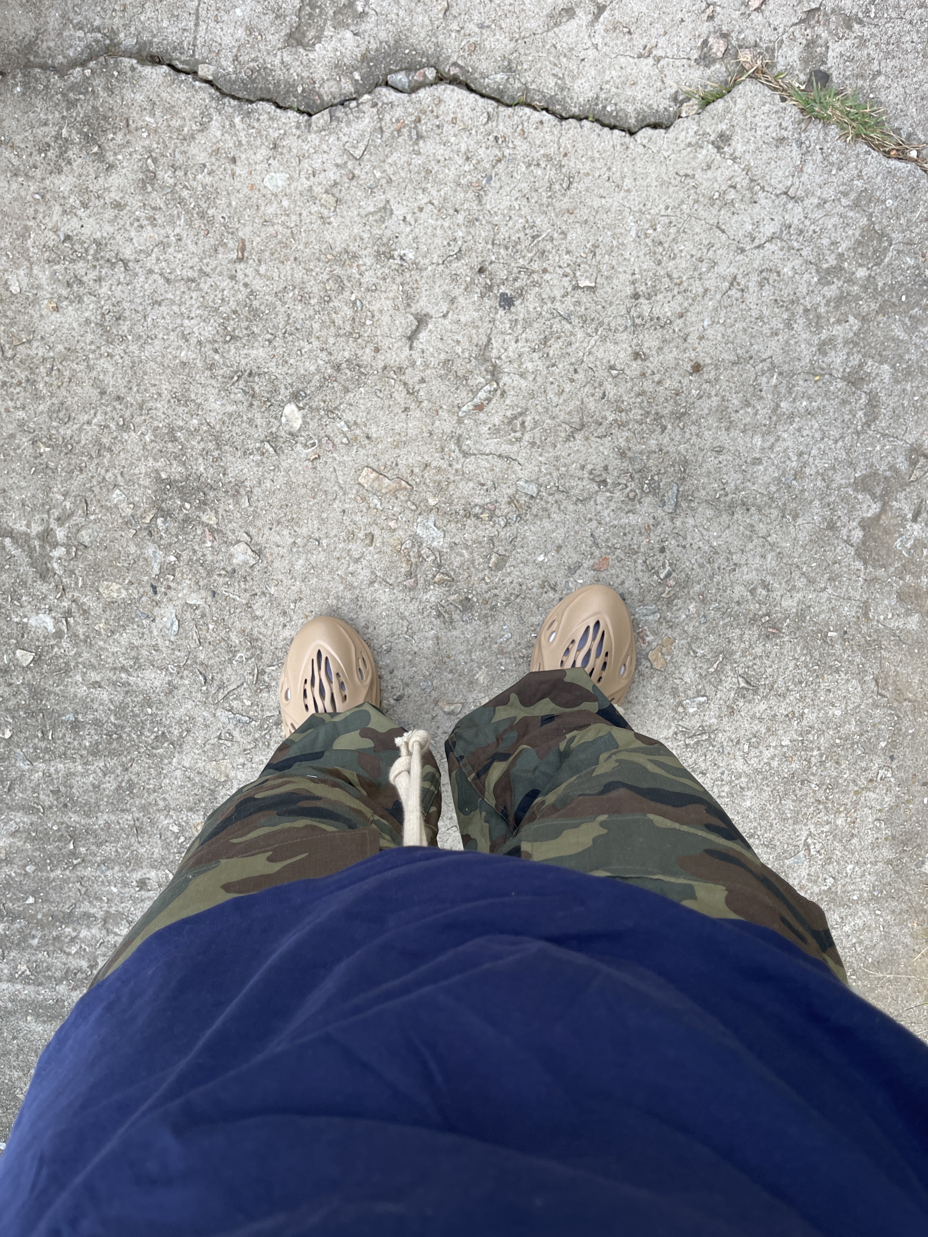 Adidas Yeezy Foam RNNR Ochre 착용 스타일 - 3