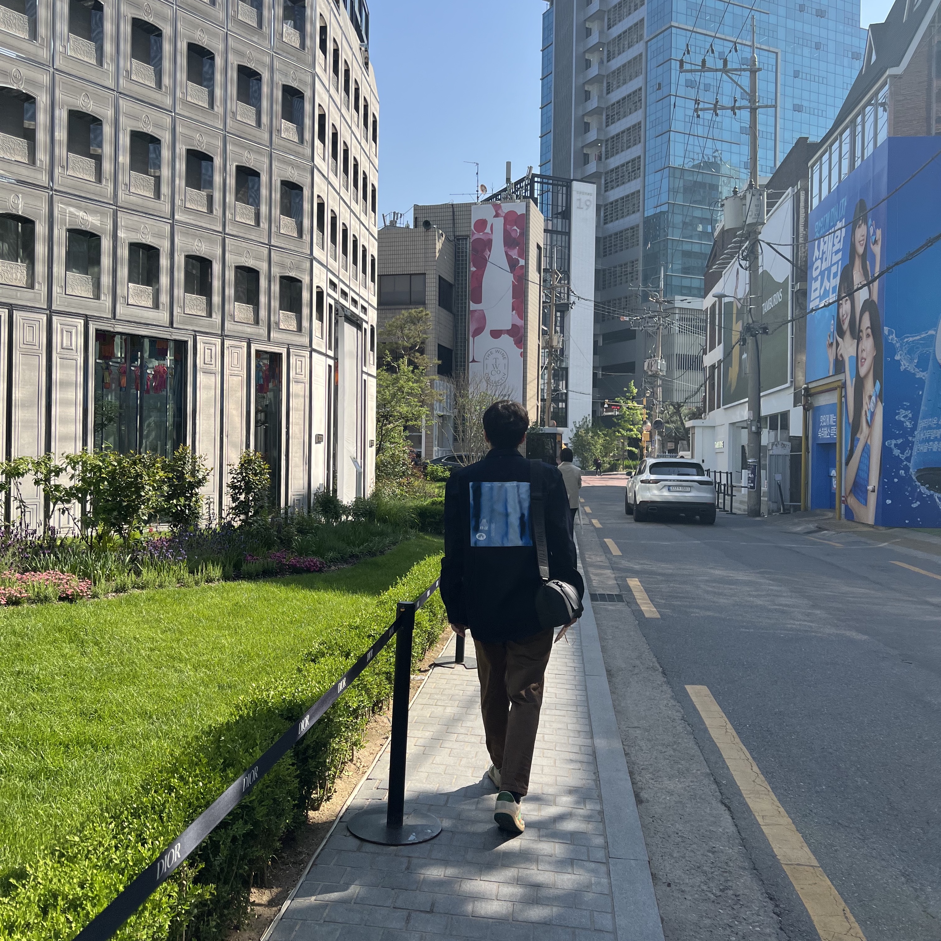 구찌 스크리너 GG 캔버스 디스트레스드 스니커즈 착용 스타일 - 1