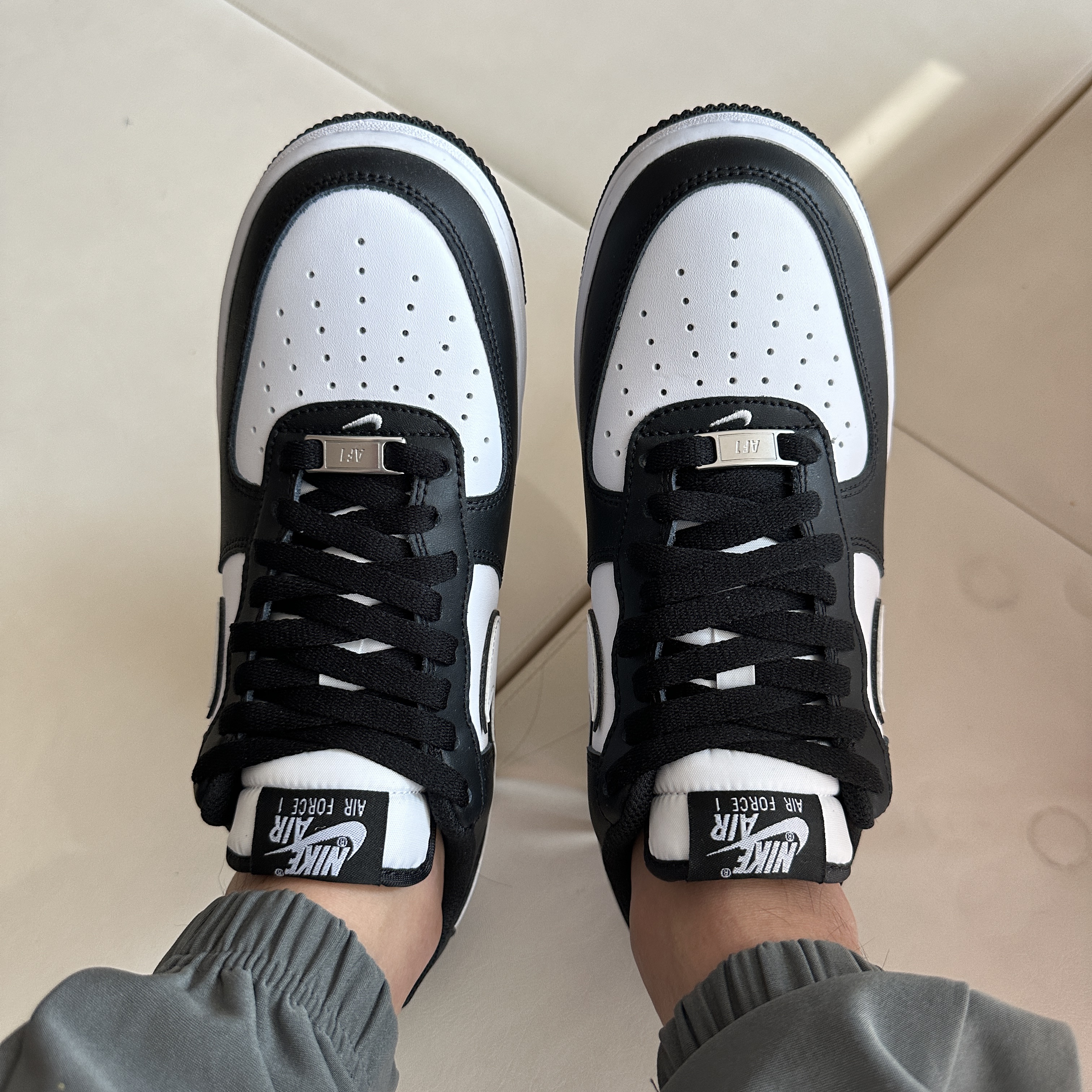 Nike Air Force 1 '07 Black White 착용 스타일