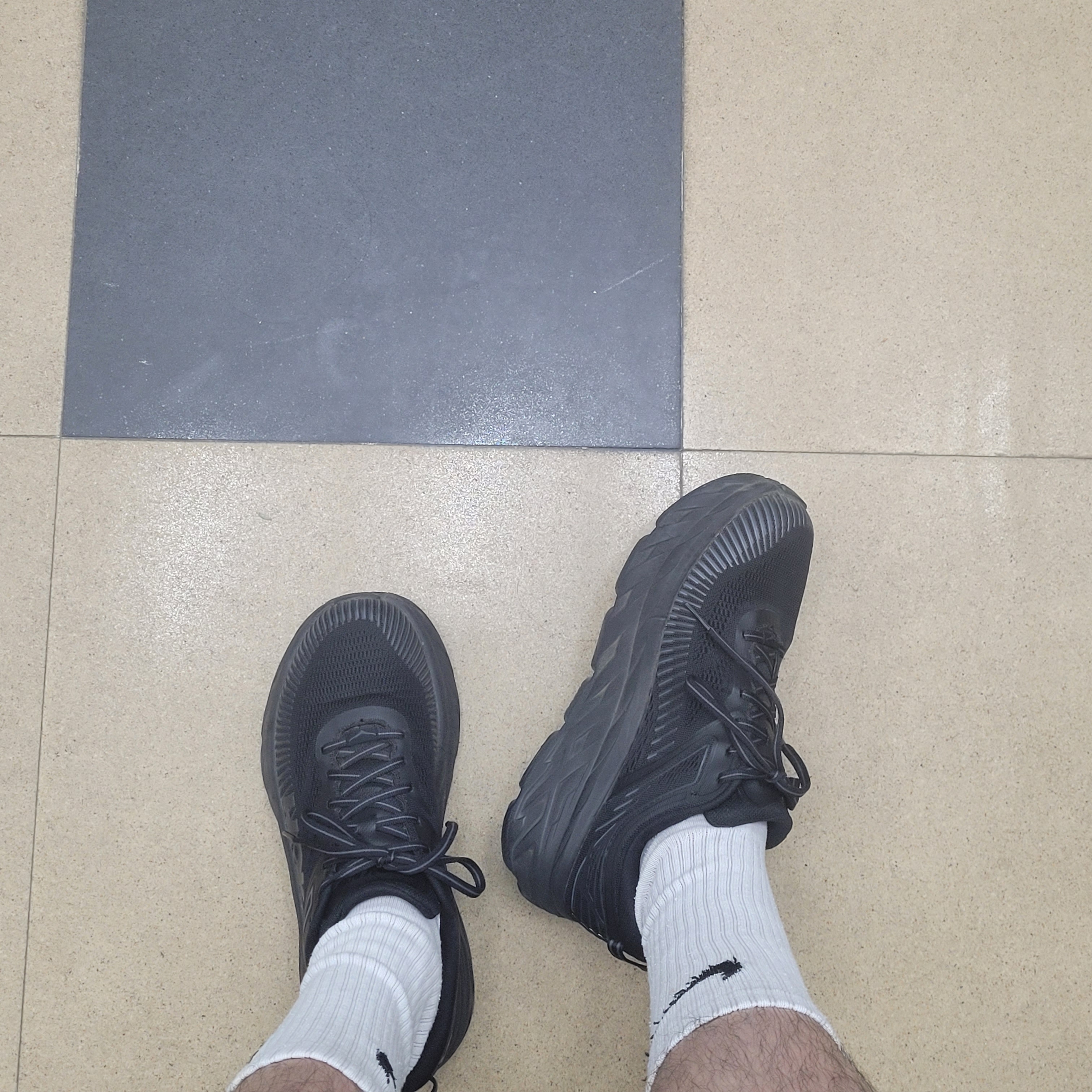 Hoka Bondi 7 Black - Wide 착용 스타일