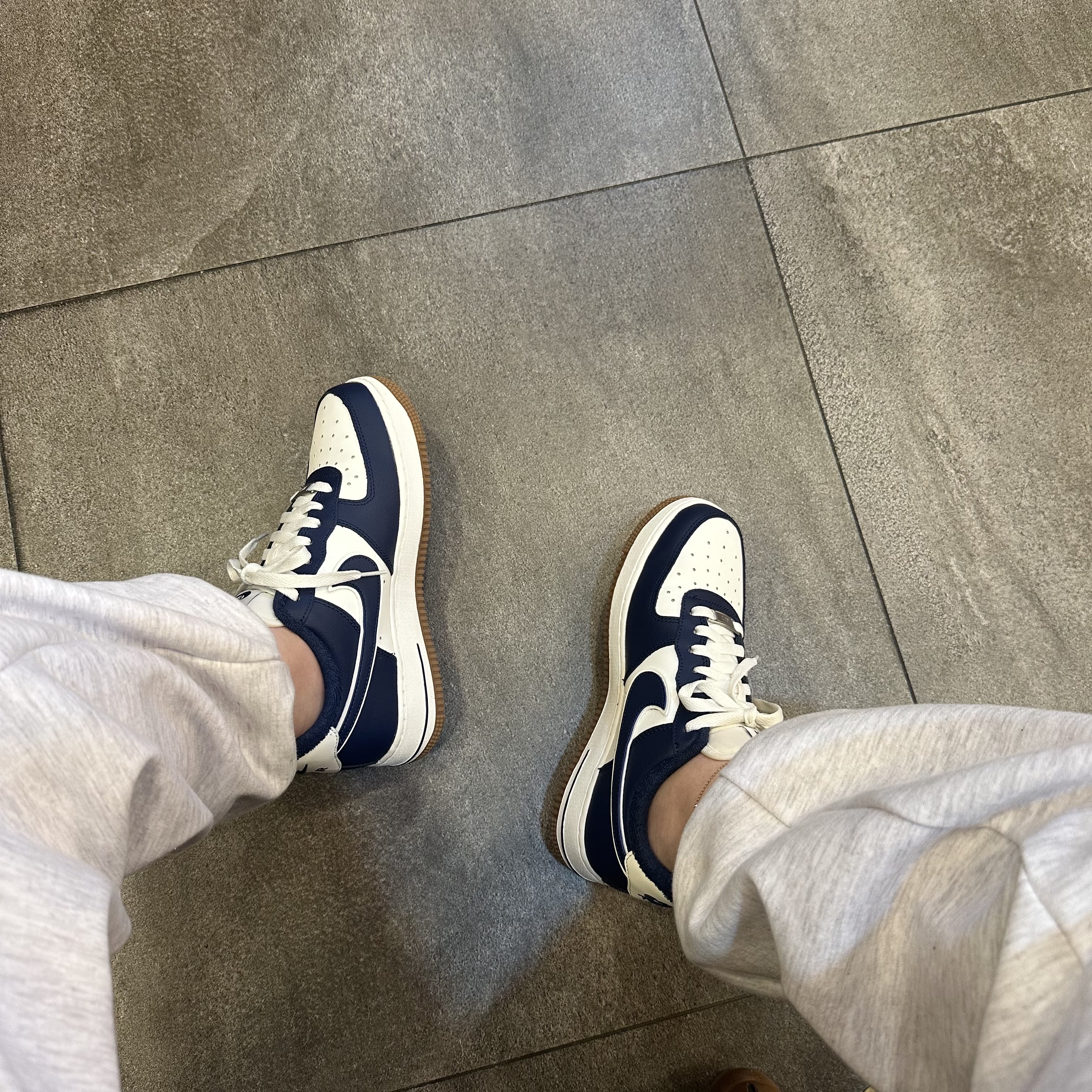 Nike Air Force 1 '07 LV8 Midnight Navy 착용 스타일