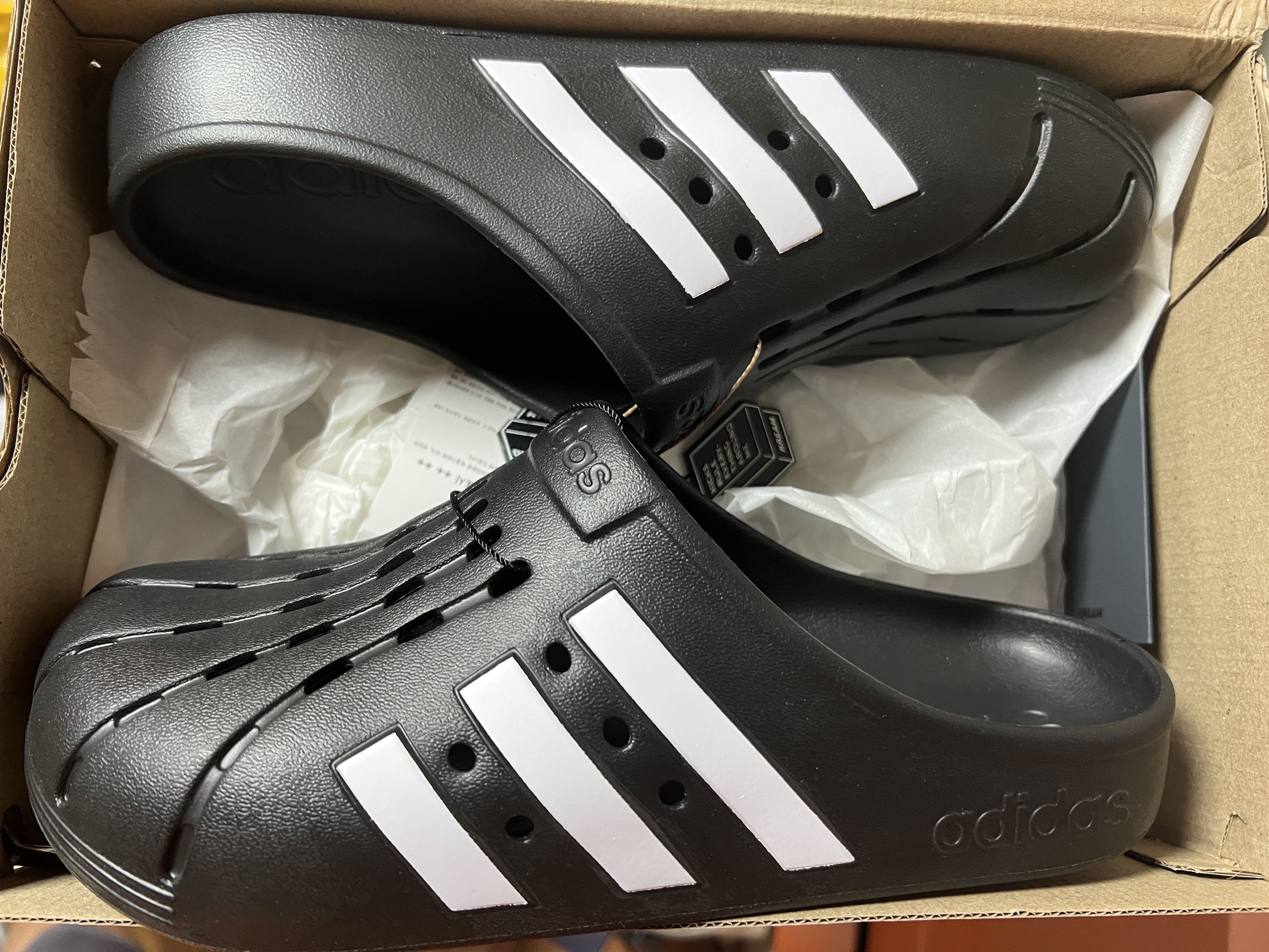 Adidas Adilette Clog Black White 착용 스타일