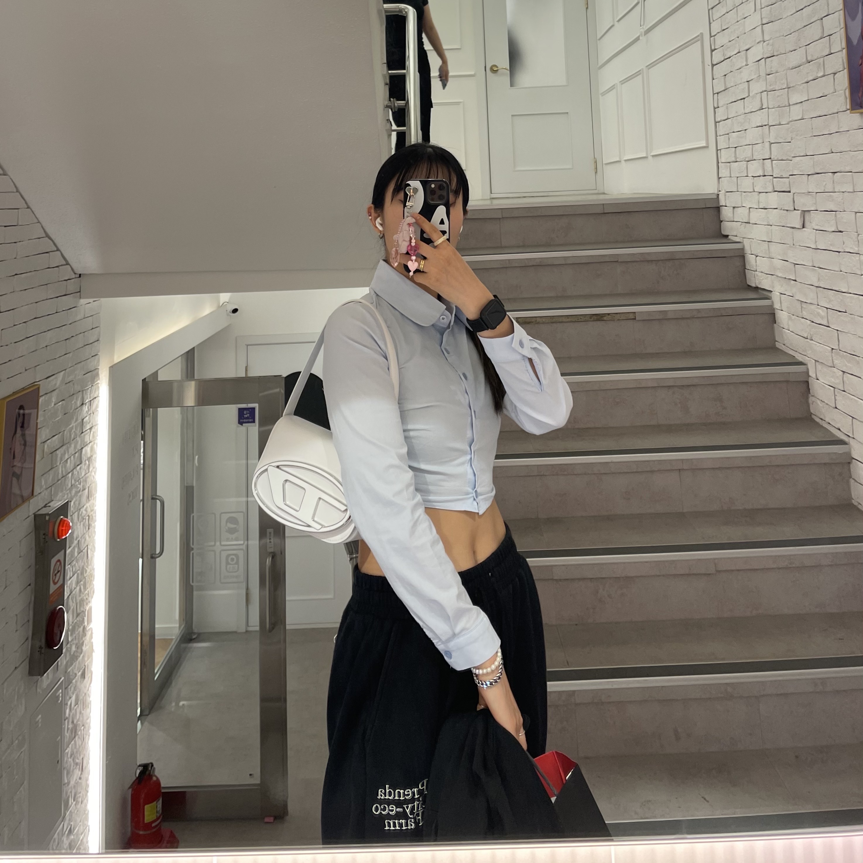 디젤 1DR 숄더백 인 나파 레더 화이트 착용 스타일 - 1