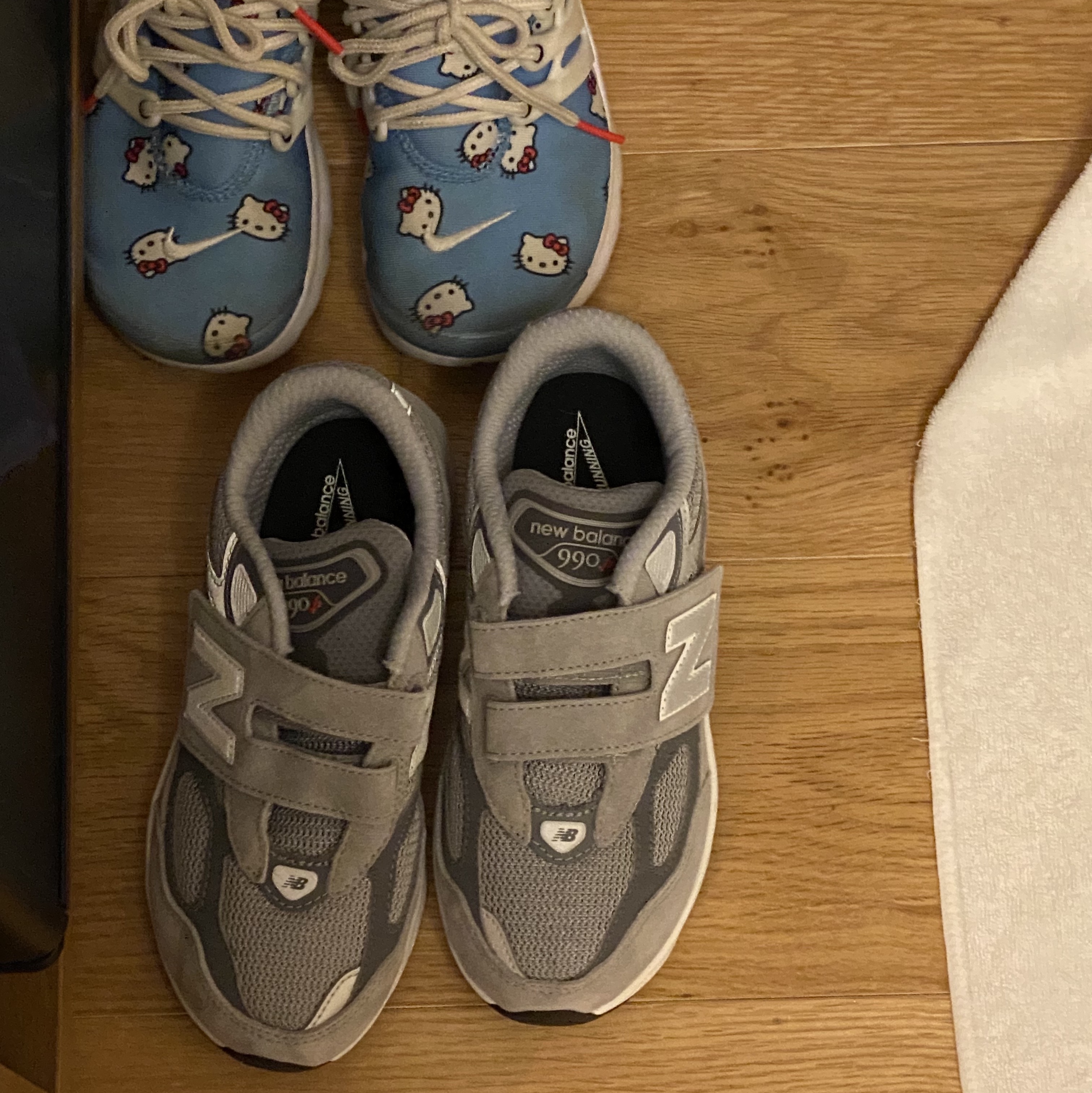 (PS) New Balance FuelCell 990v6 Hook and Loop Grey, (PS) Nike x Hello Kitty Air Presto University Blue 착용 스타일
