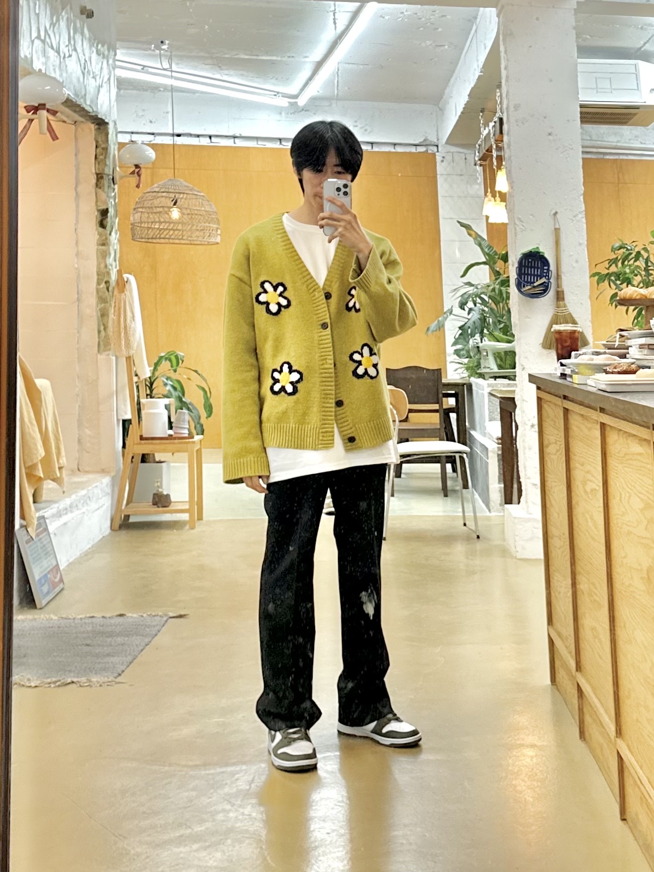 Stussy Basic Stussy T-Shirt White 2023, Nike Dunk High Retro Championship Khaki 착용 스타일 - 3