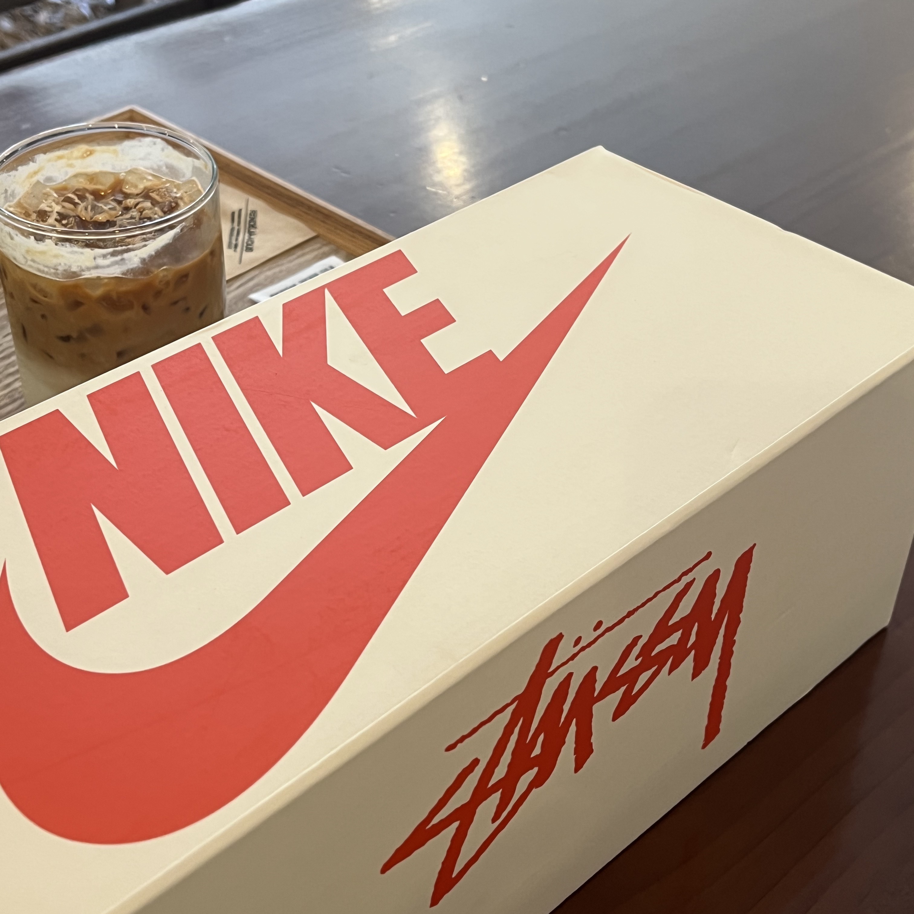 Nike x Stussy Benassi Hemp Slide Fossil Stone 착용 스타일 - 1
