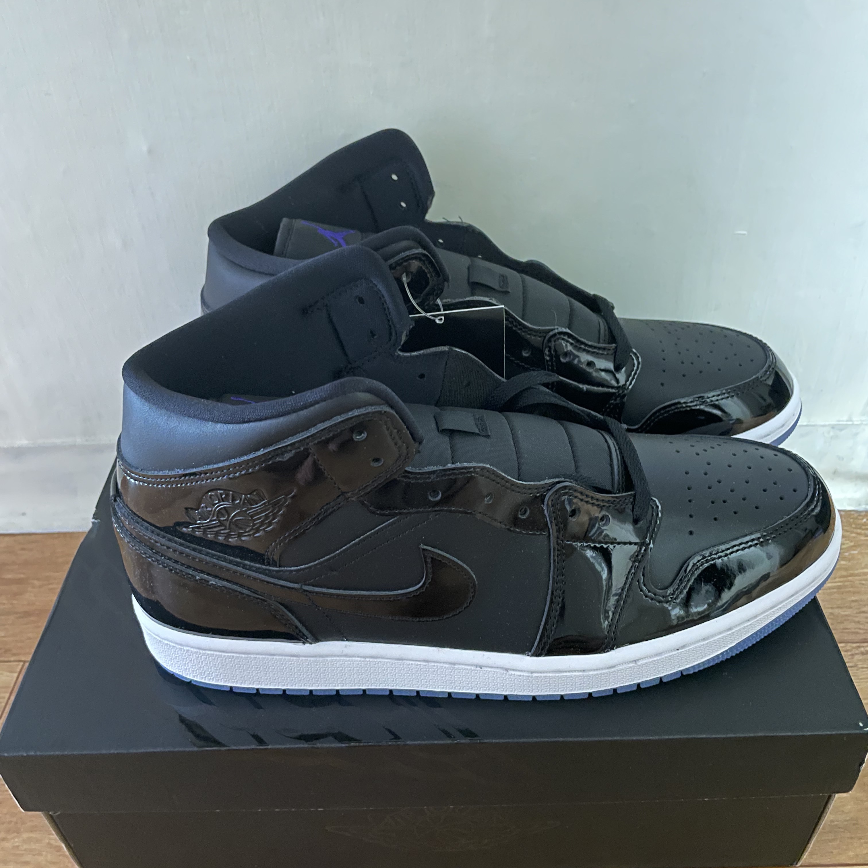 Jordan 1 Mid SE Black Dark Concord 착용 스타일 - 2