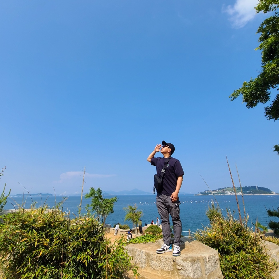 조던 1 레트로 로우 OG 블랙 앤 다크 파우더 블루 착용 스타일