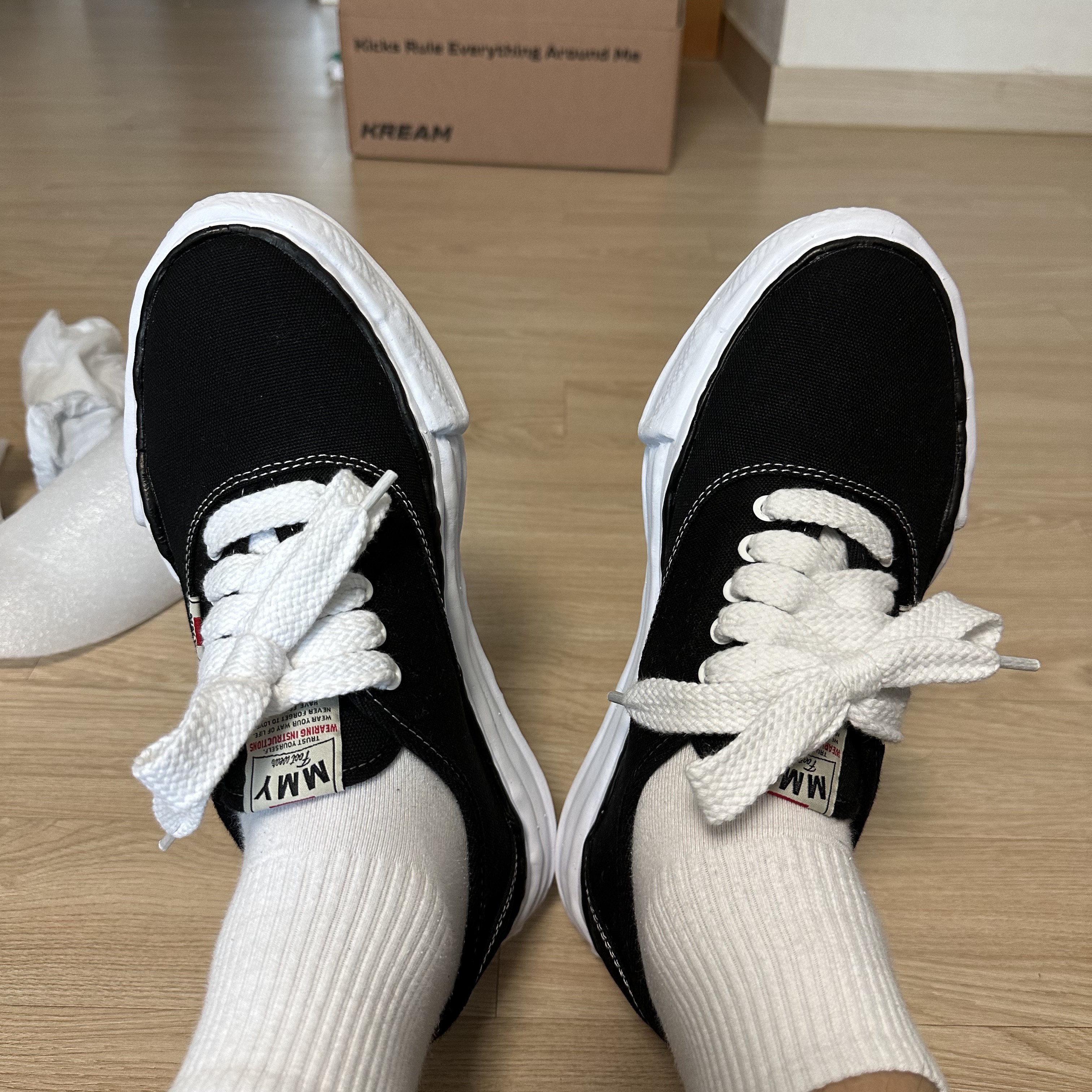 Maison Mihara Yasuhiro Baker OG Sole Canvas Low Cut Sneakers Black 착용 스타일 - 3