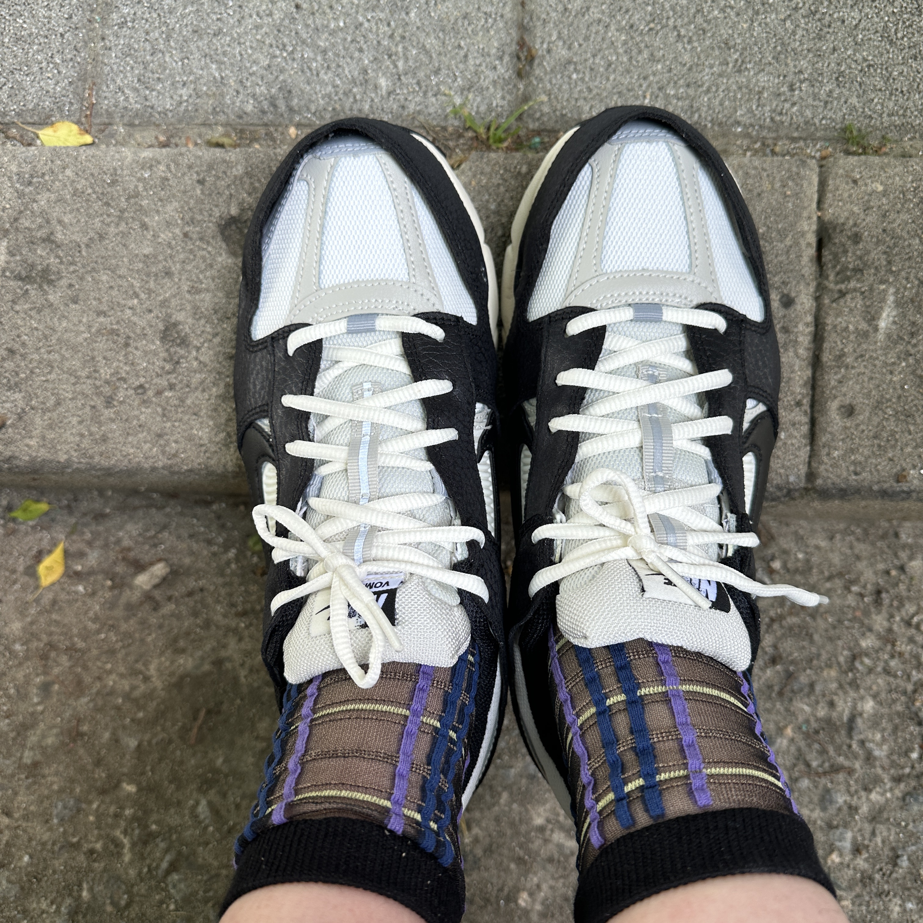 (W) Nike Zoom Vomero 5 Wolf Grey and Black 착용 스타일 - 2