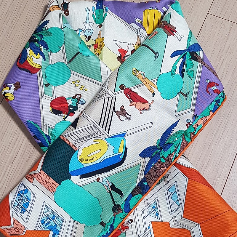 (W) Hermes on The Beach Scarf 90 Jaune Soufre Violet Orange 착용 스타일