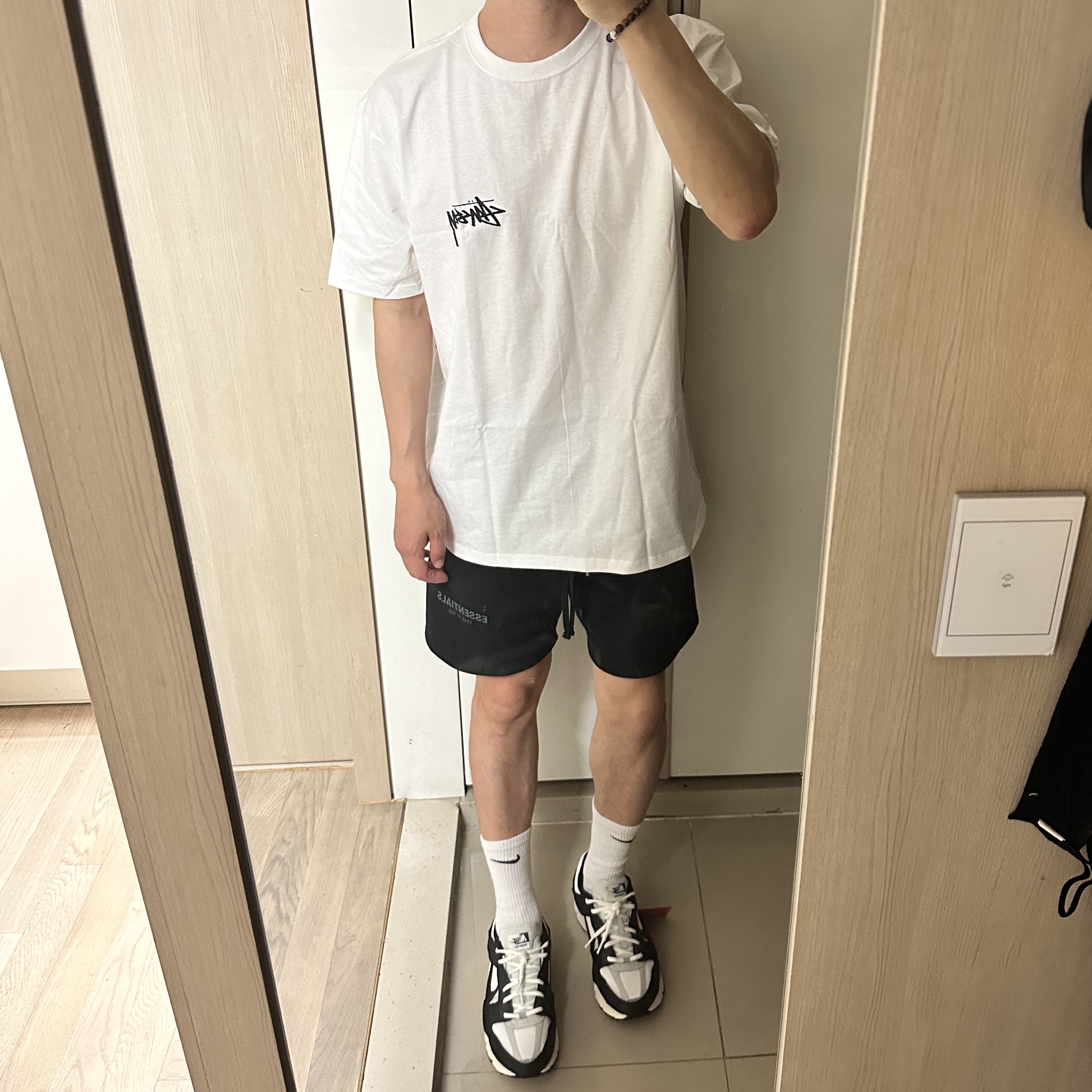 Stussy Plush T-Shirt White, (W) Nike Zoom Vomero 5 Wolf Grey and Black 착용 스타일 - 1