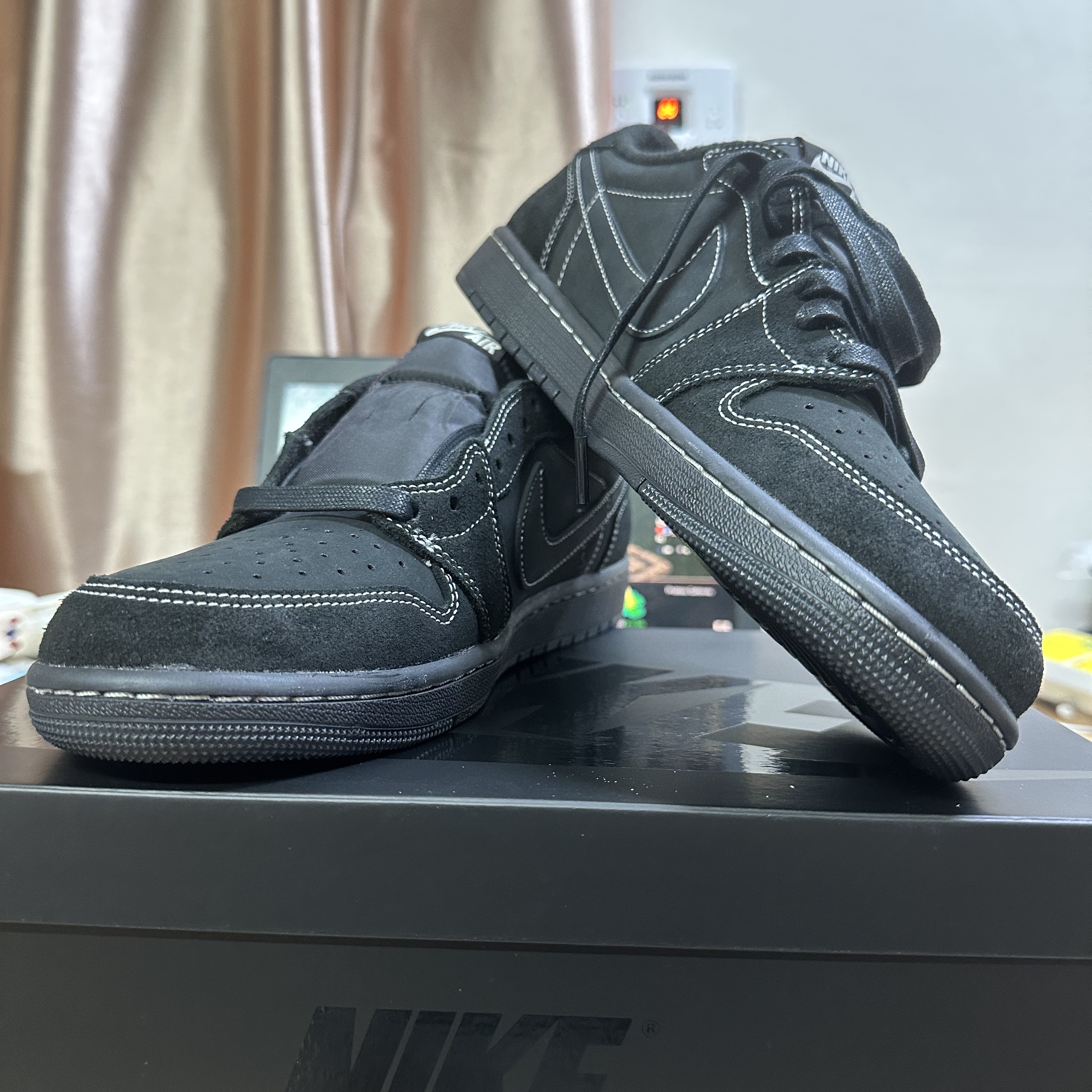 Jordan 1 x Travis Scott Retro Low OG SP Black Phantom 착용 스타일