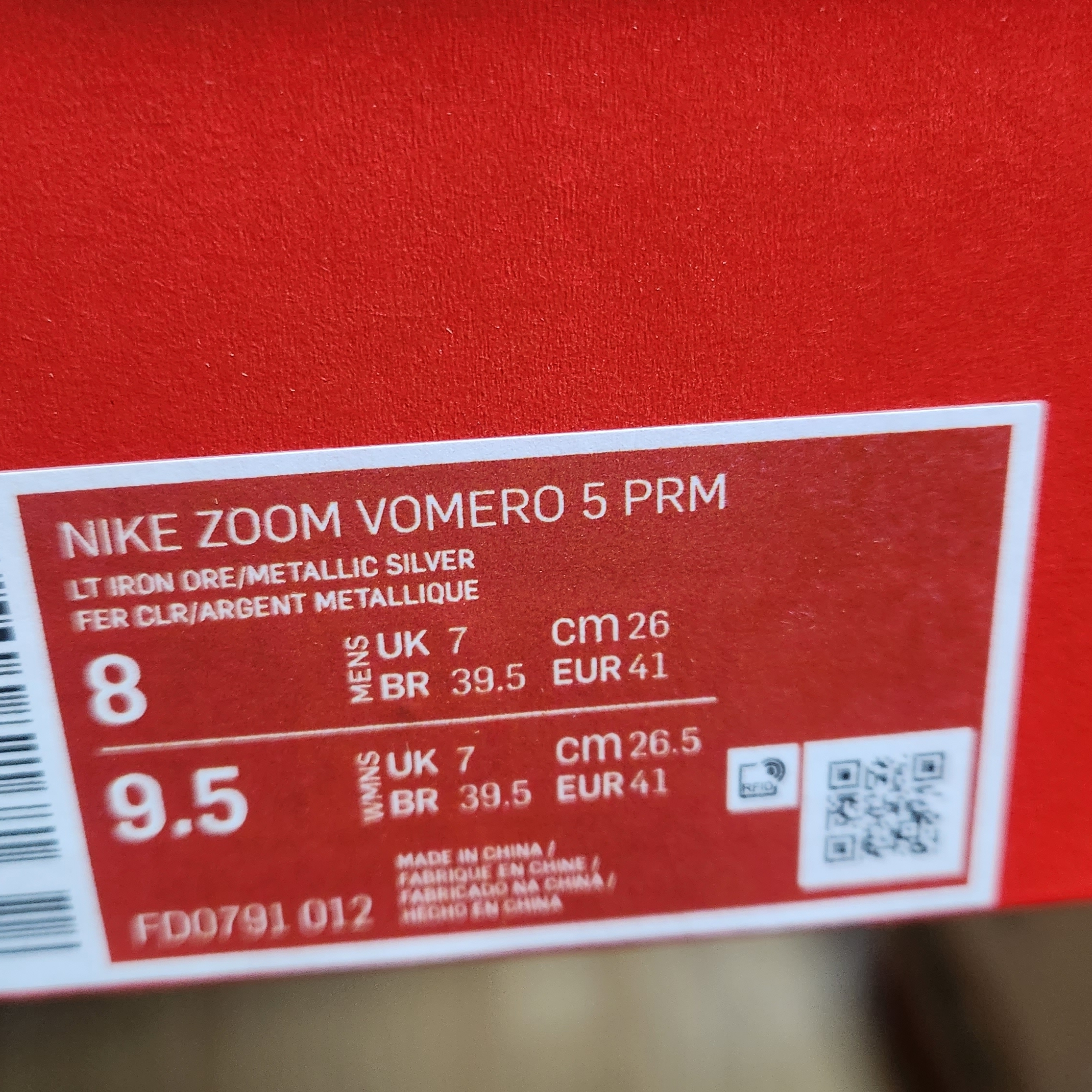 Nike Zoom Vomero 5 PRM Light Iron Ore and Flat Fewter 착용 스타일 - 2