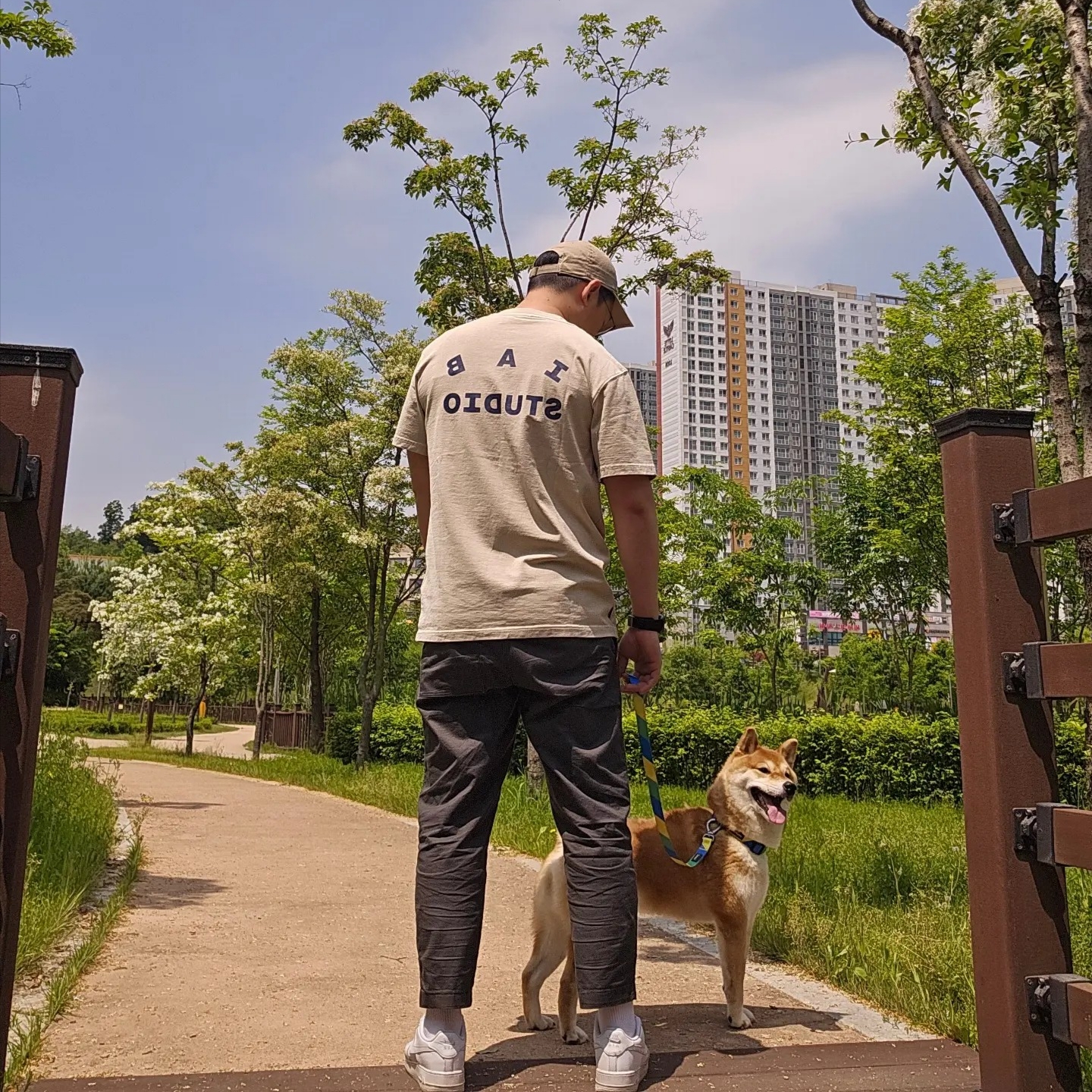 IAB Studio Pigment T-Shirt Oatmeal 착용 스타일