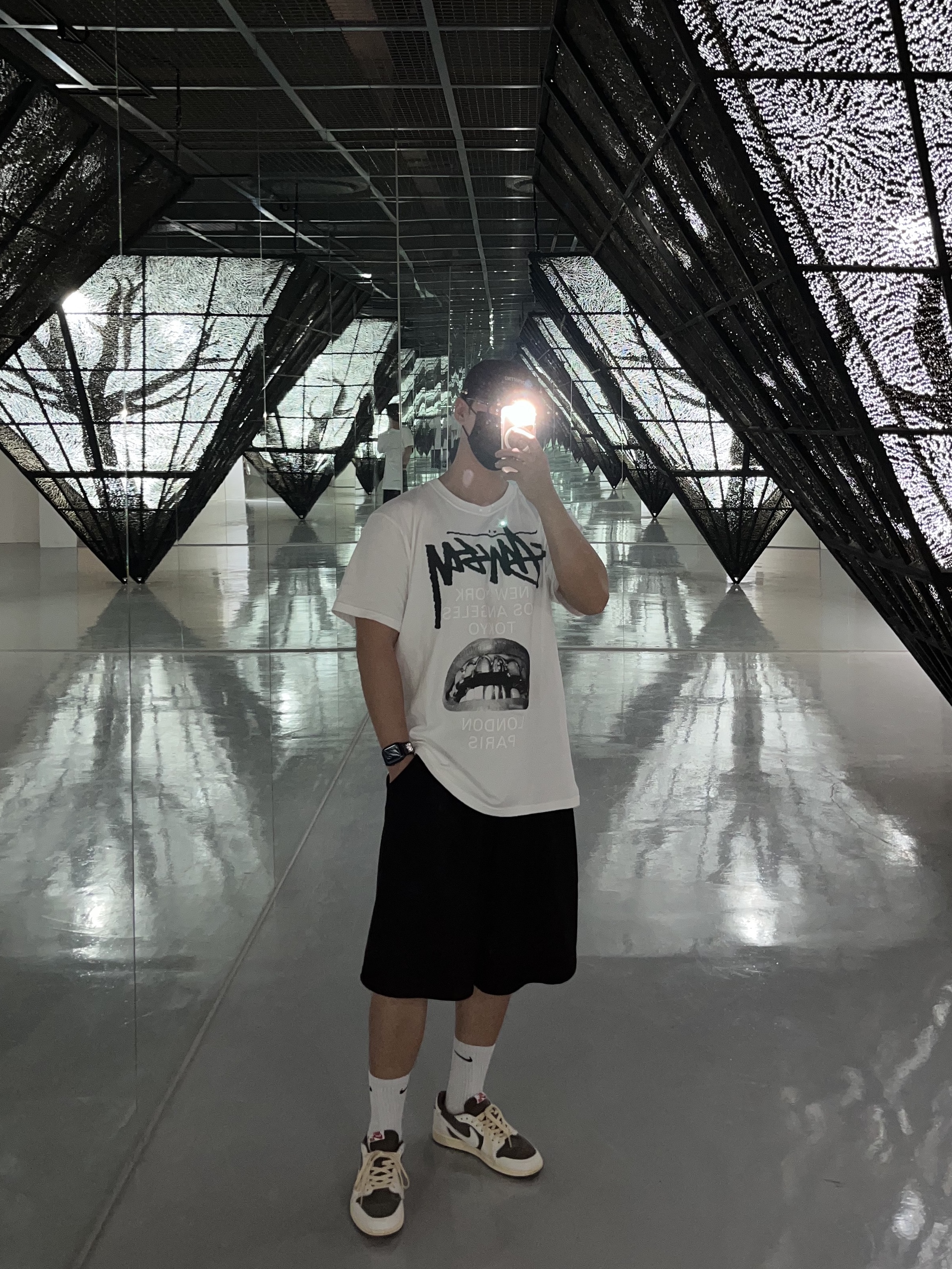 Stussy x Rick Owens 40 WT T-Shirt, Jordan 1 x Travis Scott Retro Low OG SP Sail and Ridgerock 착용 스타일