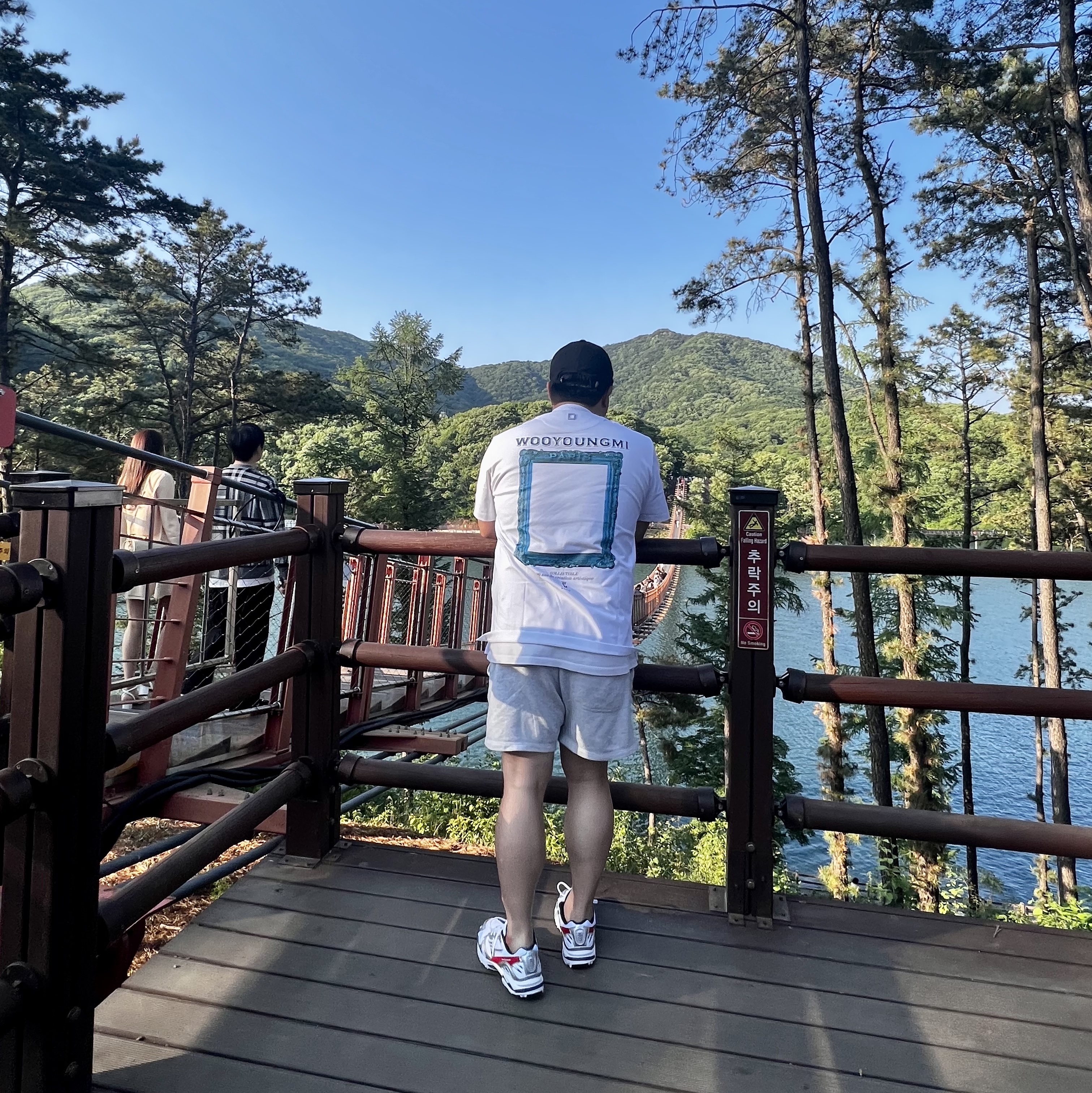 미즈노 웨이브 라이더 10 화이트 인시그니아 블루 하이 리스크 레드, 우영미 프레임 백로고 티셔츠 화이트 - 23SS 착용 스타일