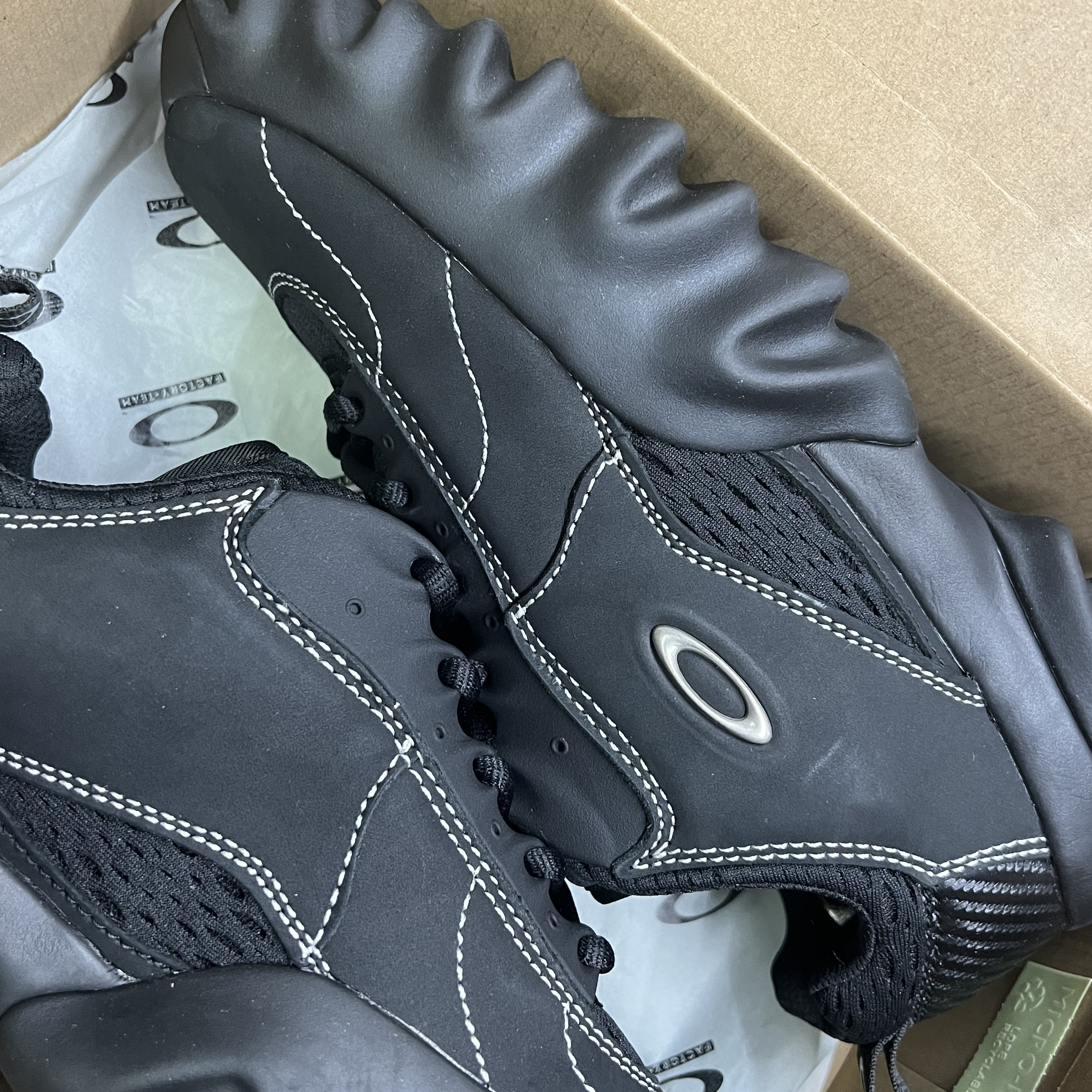 Oakley Factory Team x Brain Dead Suede Flesh Taupe, Oakley Factory Team x Brain Dead Chop Saw Black 착용 스타일 - 2