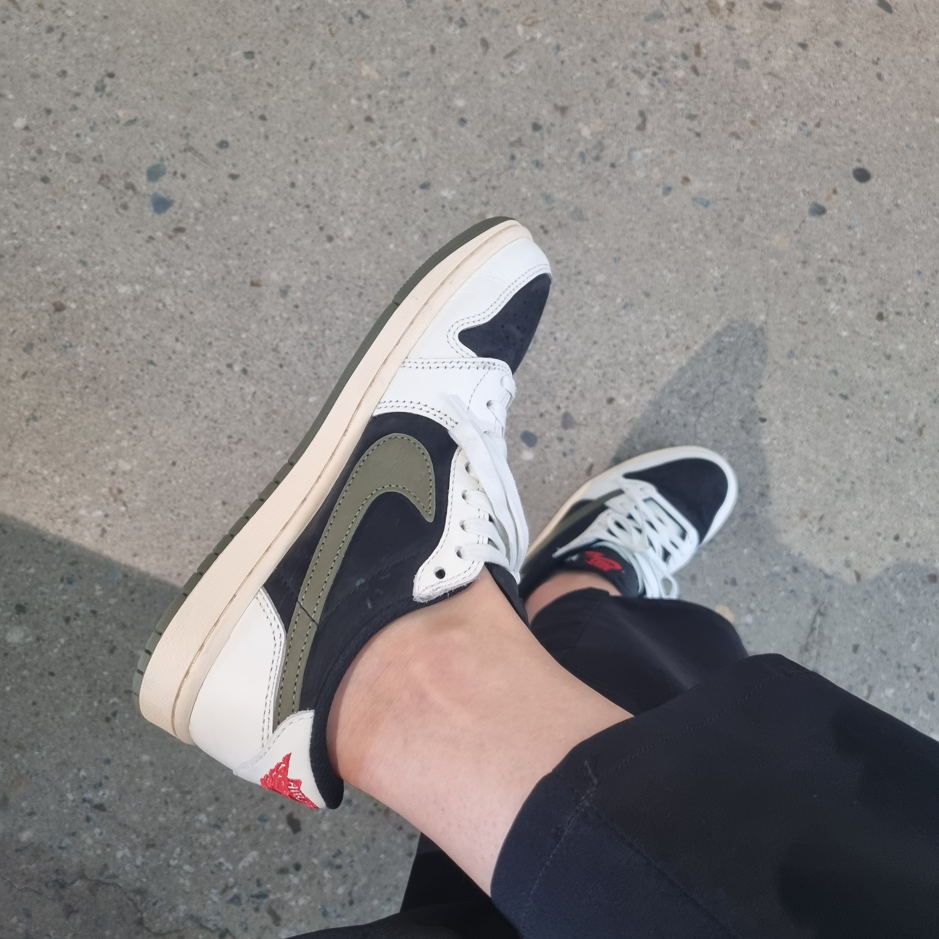 (W) Jordan 1 x Travis Scott Retro Low OG SP Medium Olive, Nike Futura Washed Bucket Hat Black 착용 스타일 - 2