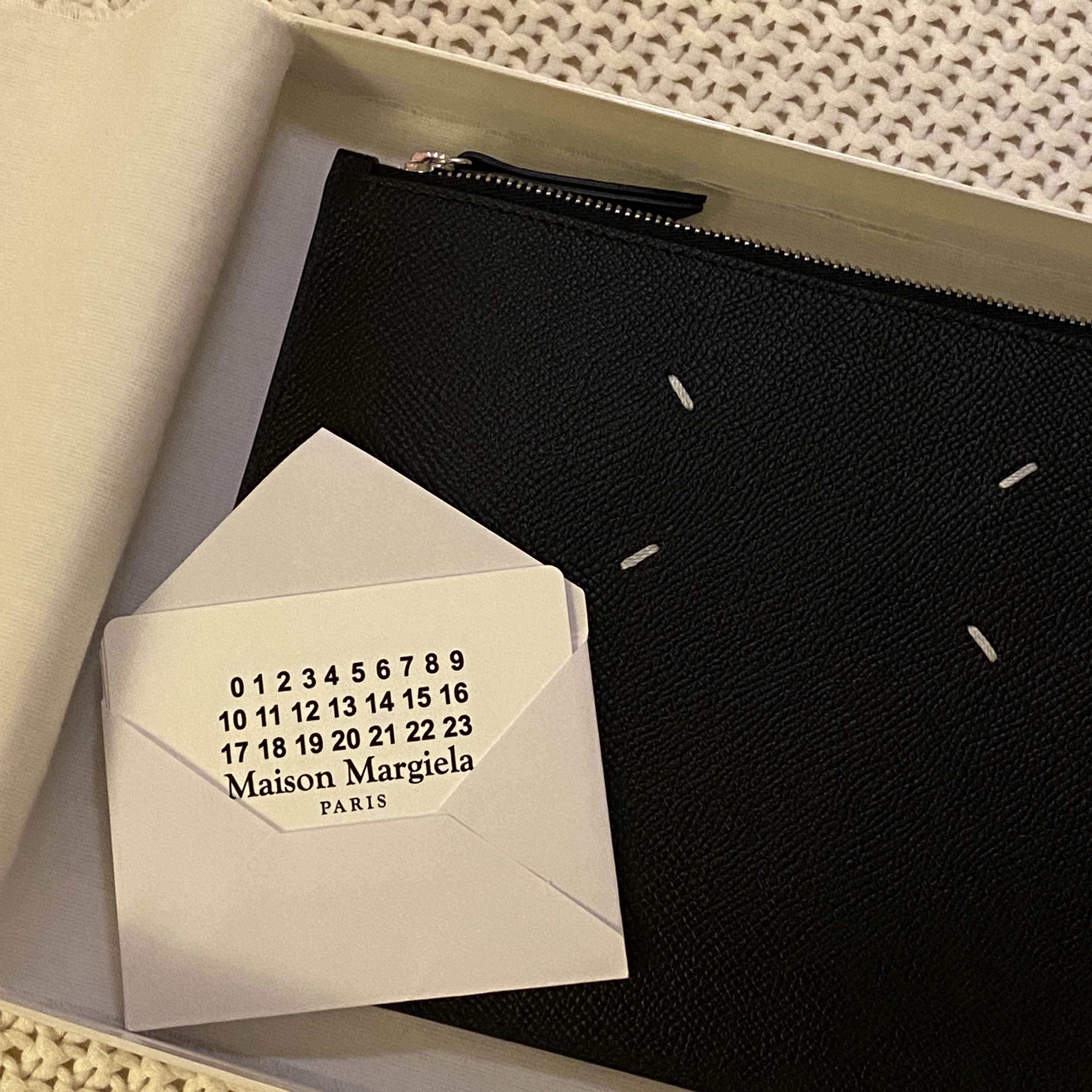 Maison Margiela Bovine Leather Pouch Black 착용 스타일
