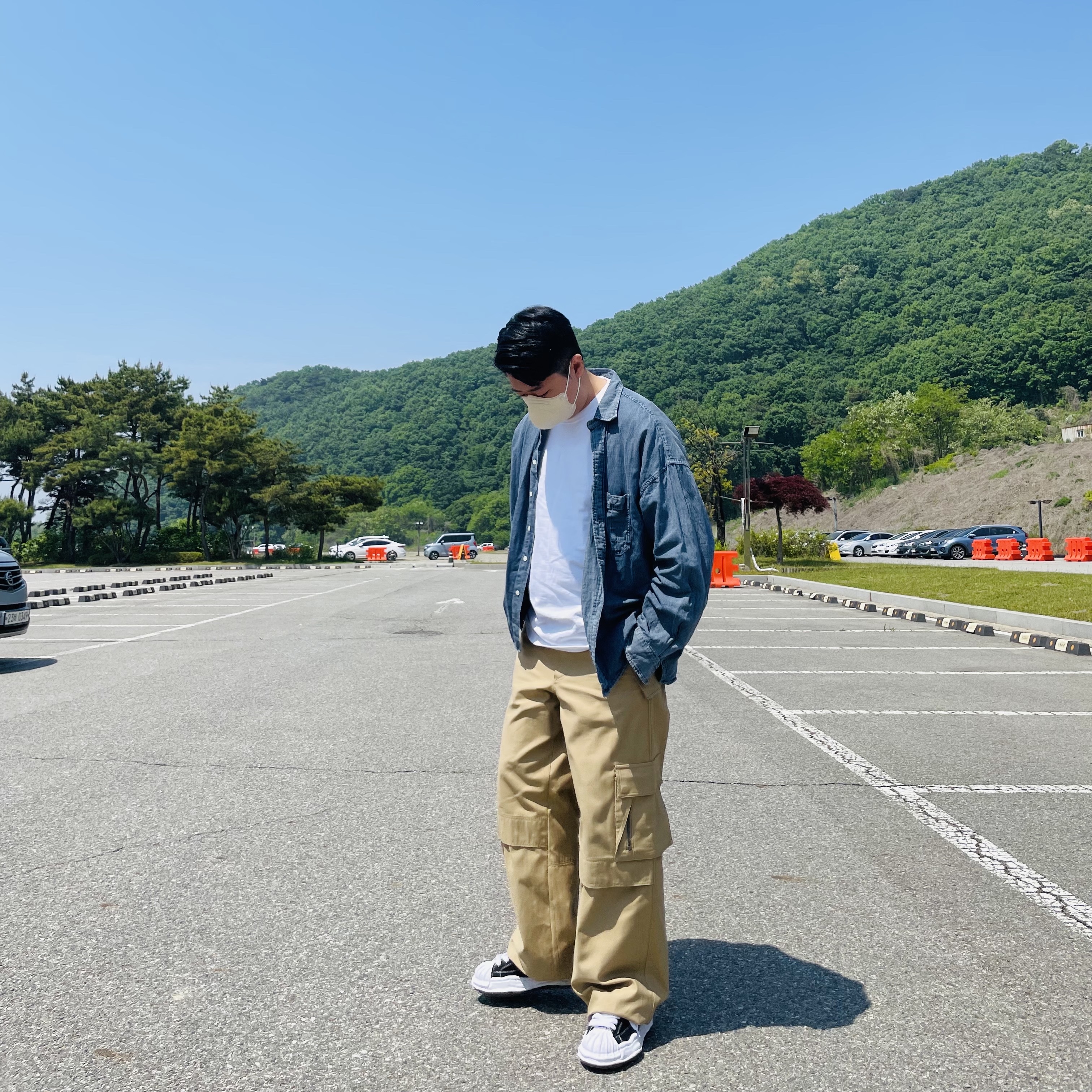 Wooyoungmi Wide Cargo Pants Beige - 22FW, Maison Mihara Yasuhiro Blakey OG Sole Canvas Low-top Sneakers Black White 착용 스타일 - 1
