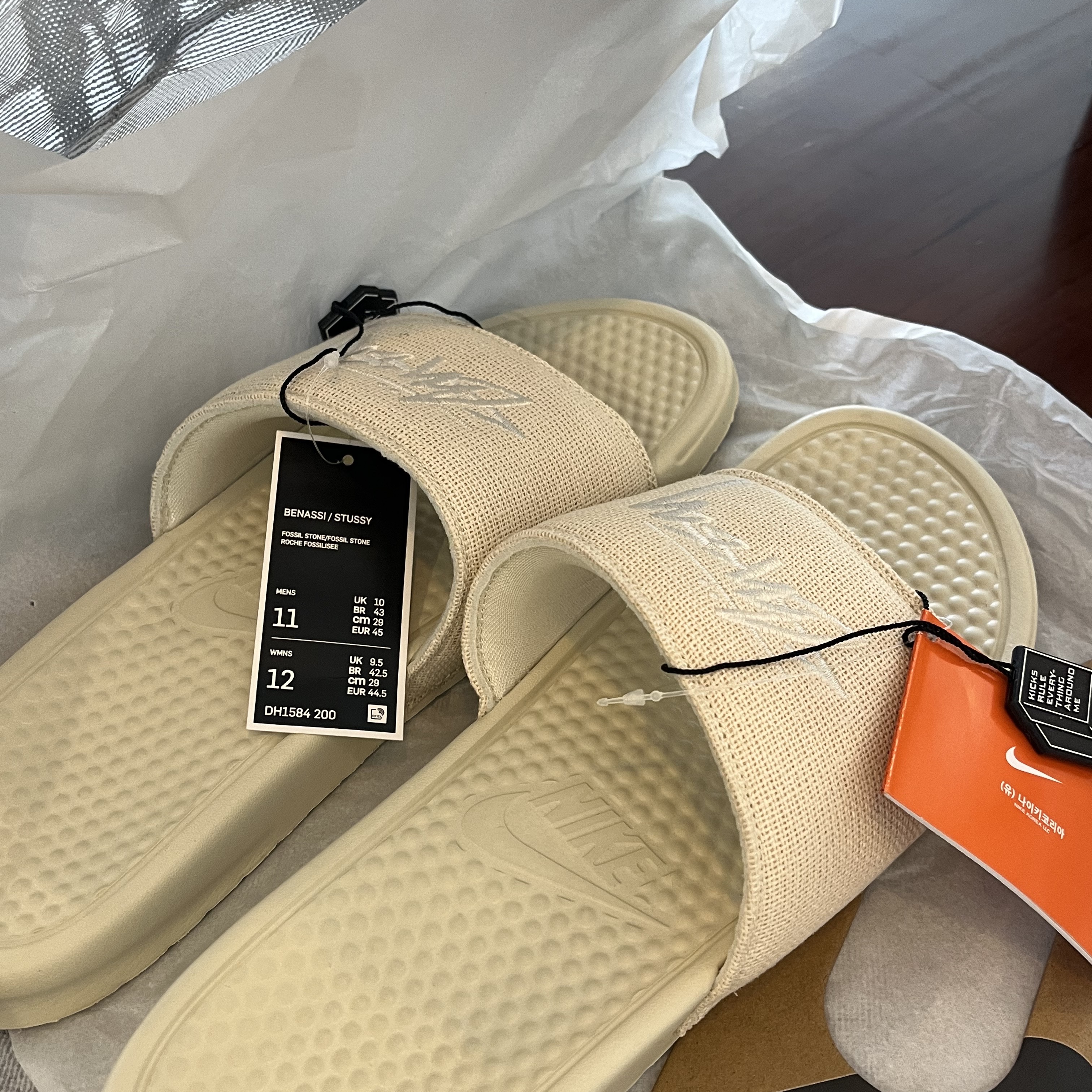Nike x Stussy Benassi Hemp Slide Fossil Stone 착용 스타일 - 2
