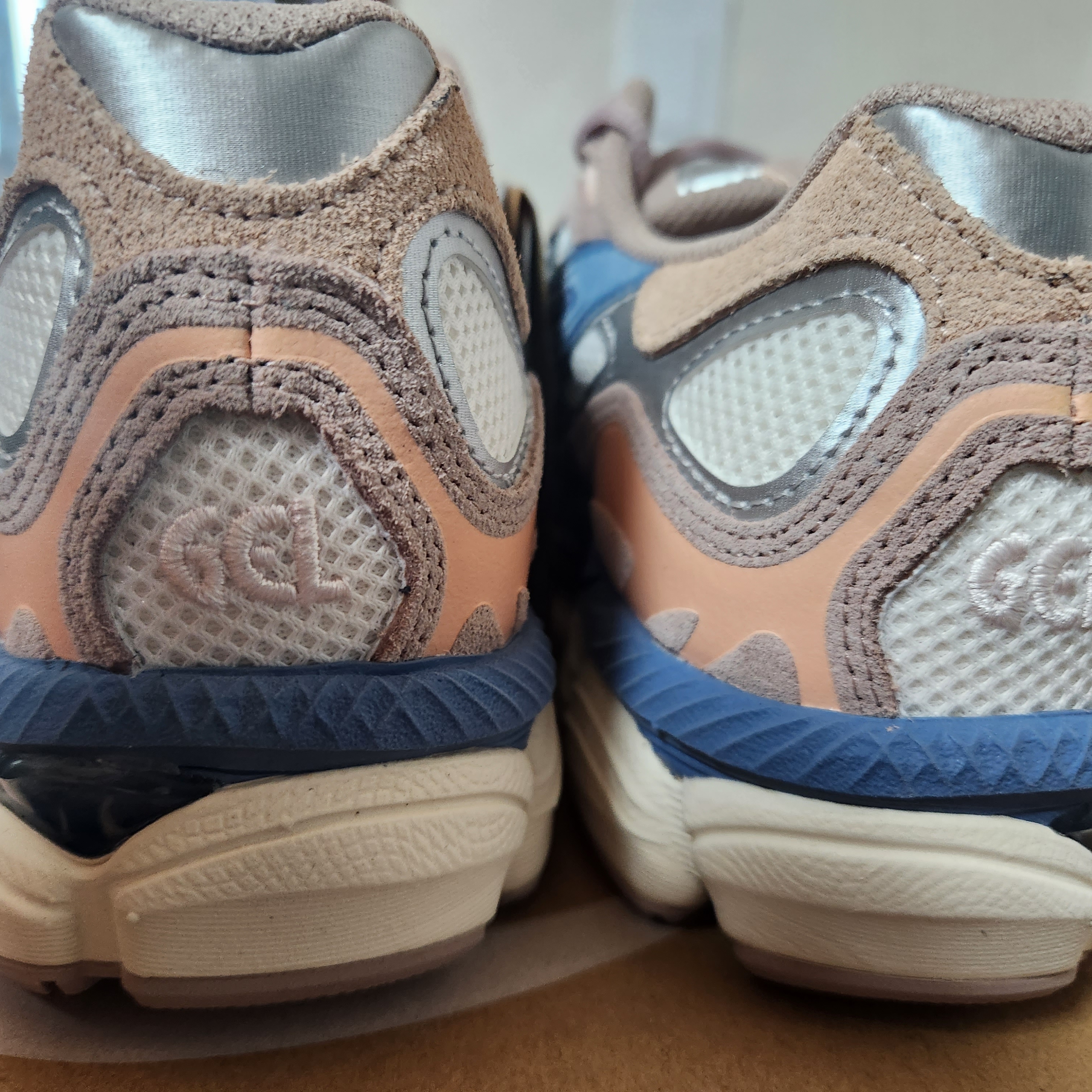 (W) Asics Gel-NYC Cream Grey Floss 착용 스타일 - 3
