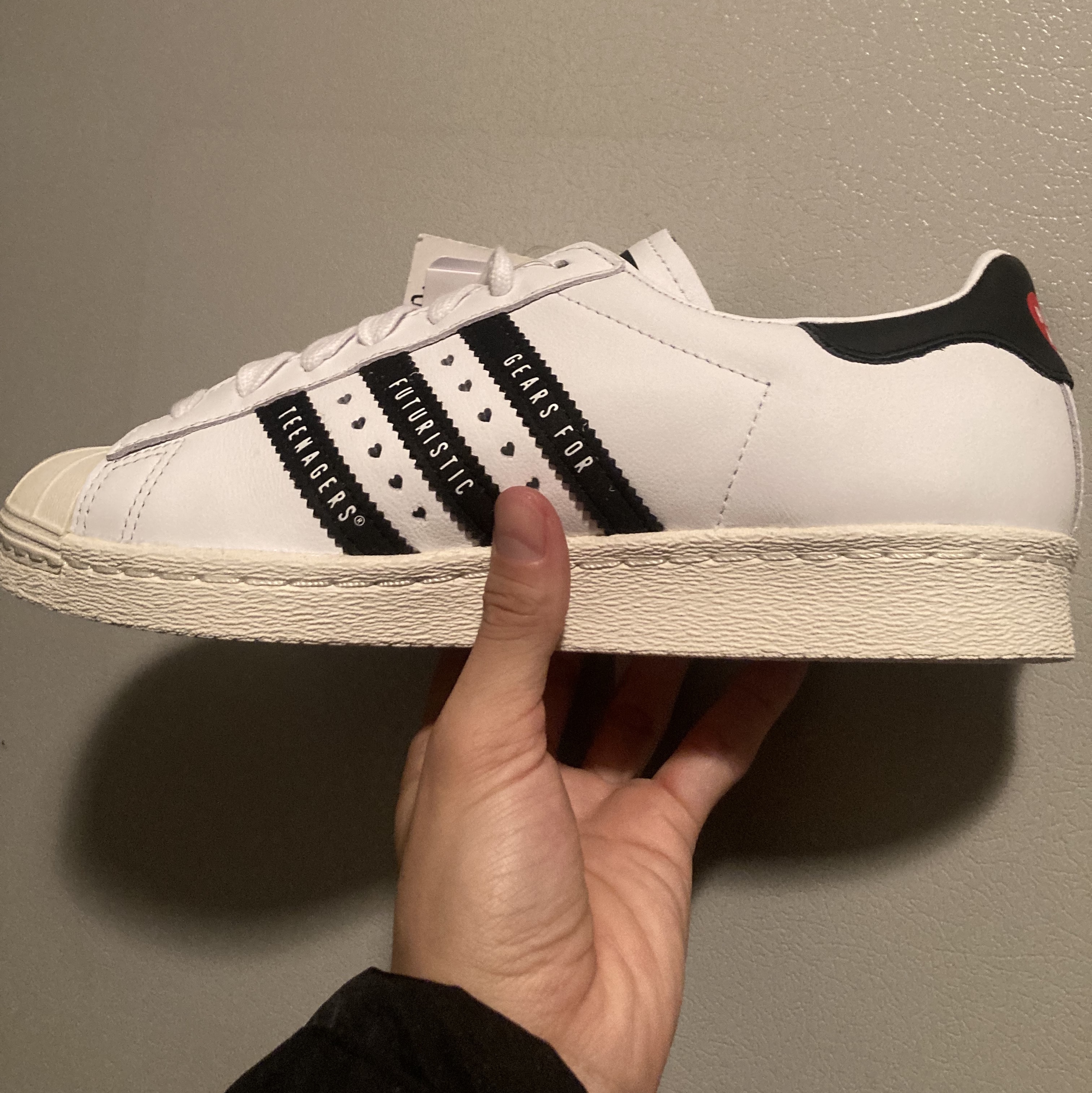 Adidas x Human Made Superstar White Black 착용 스타일 - 2
